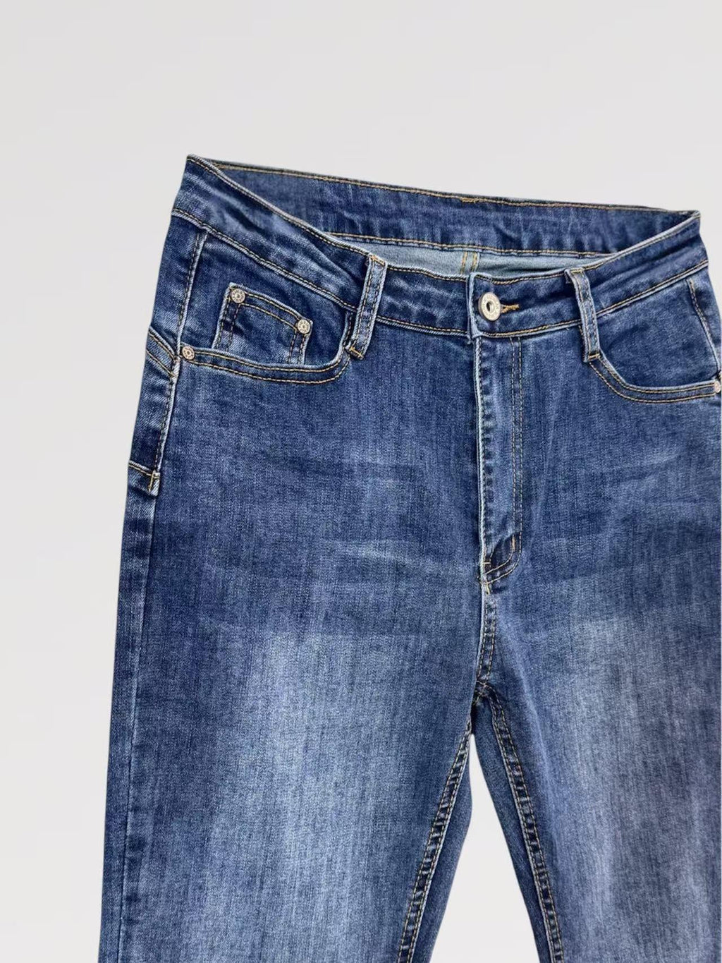 Jeans "NOSTALGIA" Flare Push UP Elastic Fit Svasato in Denim Elasticizzato con Cinque Tasche e Chiusura Bottone e Zip per Vestibilità Aderente e Comfort