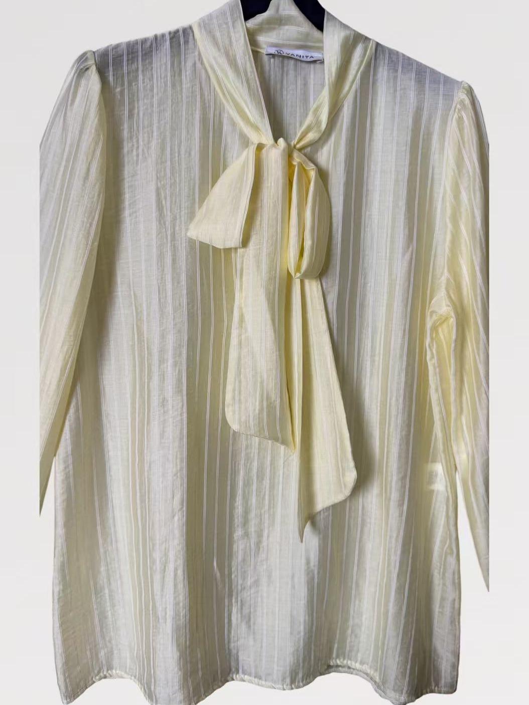 Blusa Vela Shine Elegante in Tessuto Luminoso Effetto Plissé con Fiocco al Collo e Maniche Lunghe Made in Italy Taglia Unica