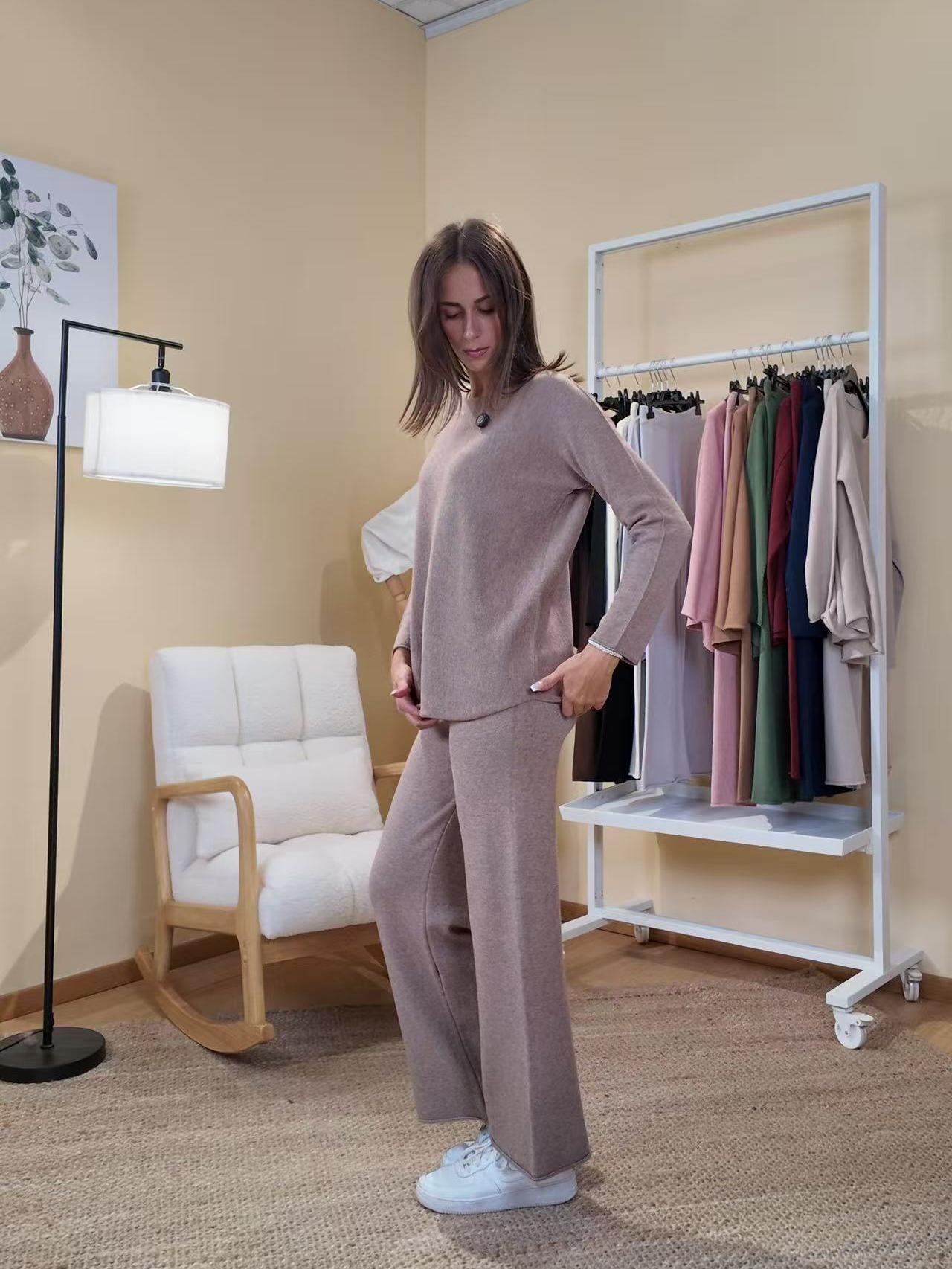 Completo Maglia e Pantalone One Size in Comodità Unica per Stile Elegante e Versatile
