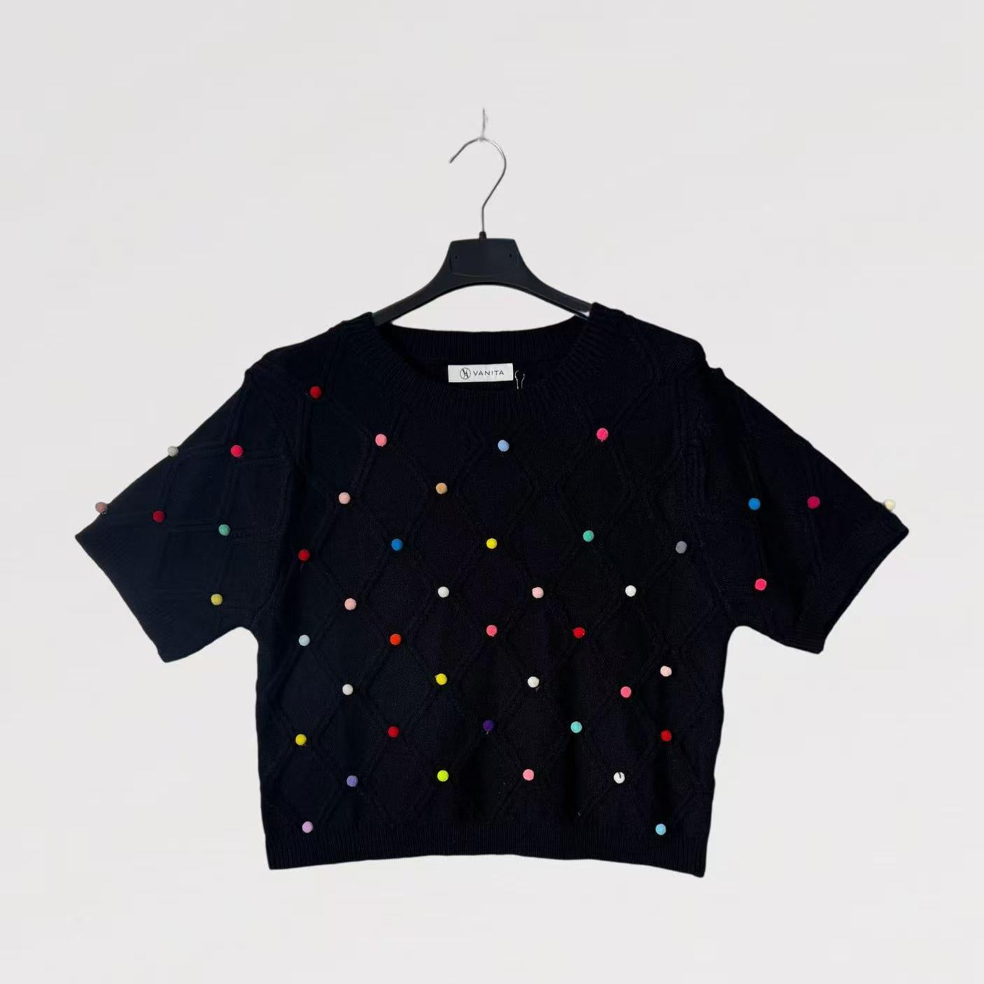Maglia Pinco Pallino Crop Maniche Corte in Maglia Lavorata con Motivo a Rilievo e Applicazioni Multicolor per Outfit Freschi e Moderni