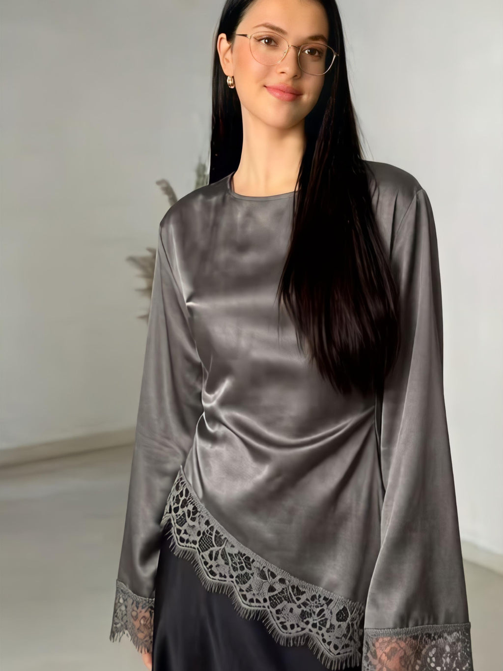 Blusa in Raso con Dettagli in Pizzo e Laccio Posteriore - Made in Italy