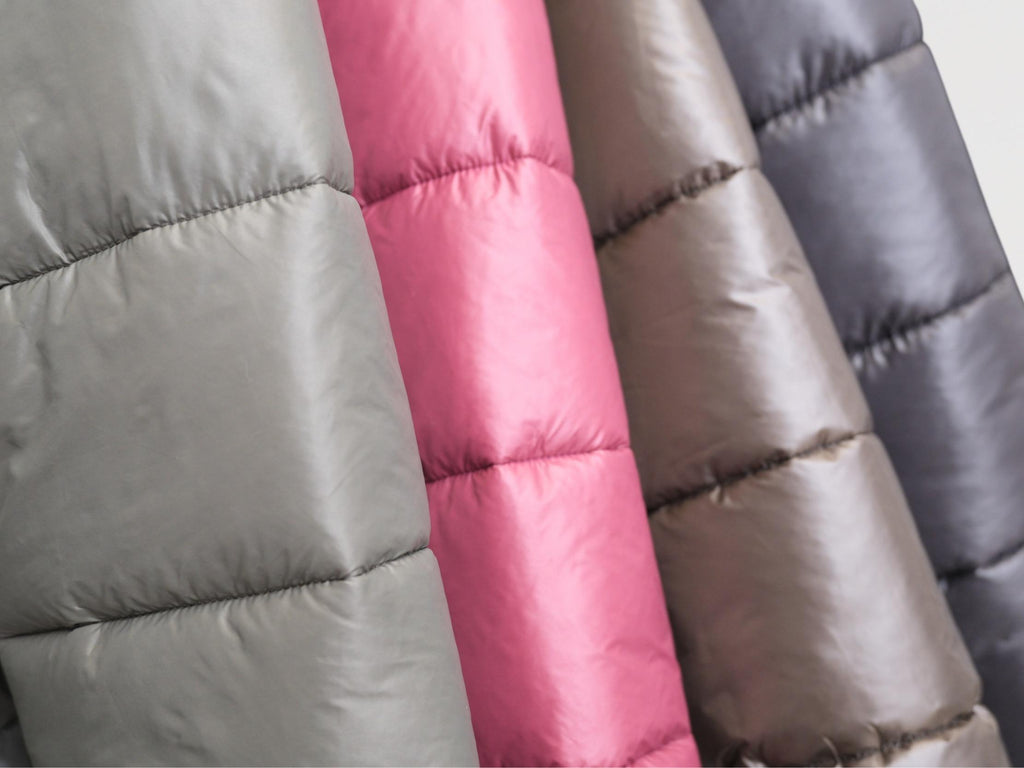 Puffy il Piumino Daily - Made in Italy, Piumino imbottito con finish lucido, caldo e leggero, Zip frontale con anello metallico, Cappuccio avvolgente, Tasche laterali inclinate, Trapuntatura orizzontale, Taglie S/M e L/XL