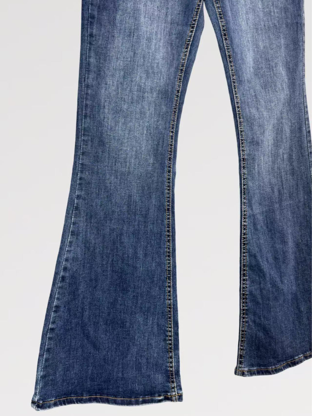 Jeans "NOSTALGIA" Flare Push UP Elastic Fit Svasato in Denim Elasticizzato con Cinque Tasche e Chiusura Bottone e Zip per Vestibilità Aderente e Comfort