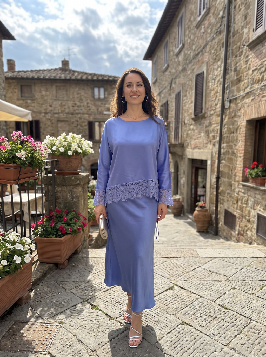 【Lady First】Satinbluse mit Spitzendetails und Rückenschnürung – Made in Italy
