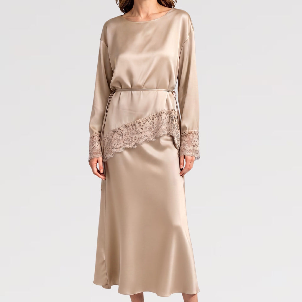 【Lady First】Satinbluse mit Spitzendetails und Rückenschnürung – Made in Italy