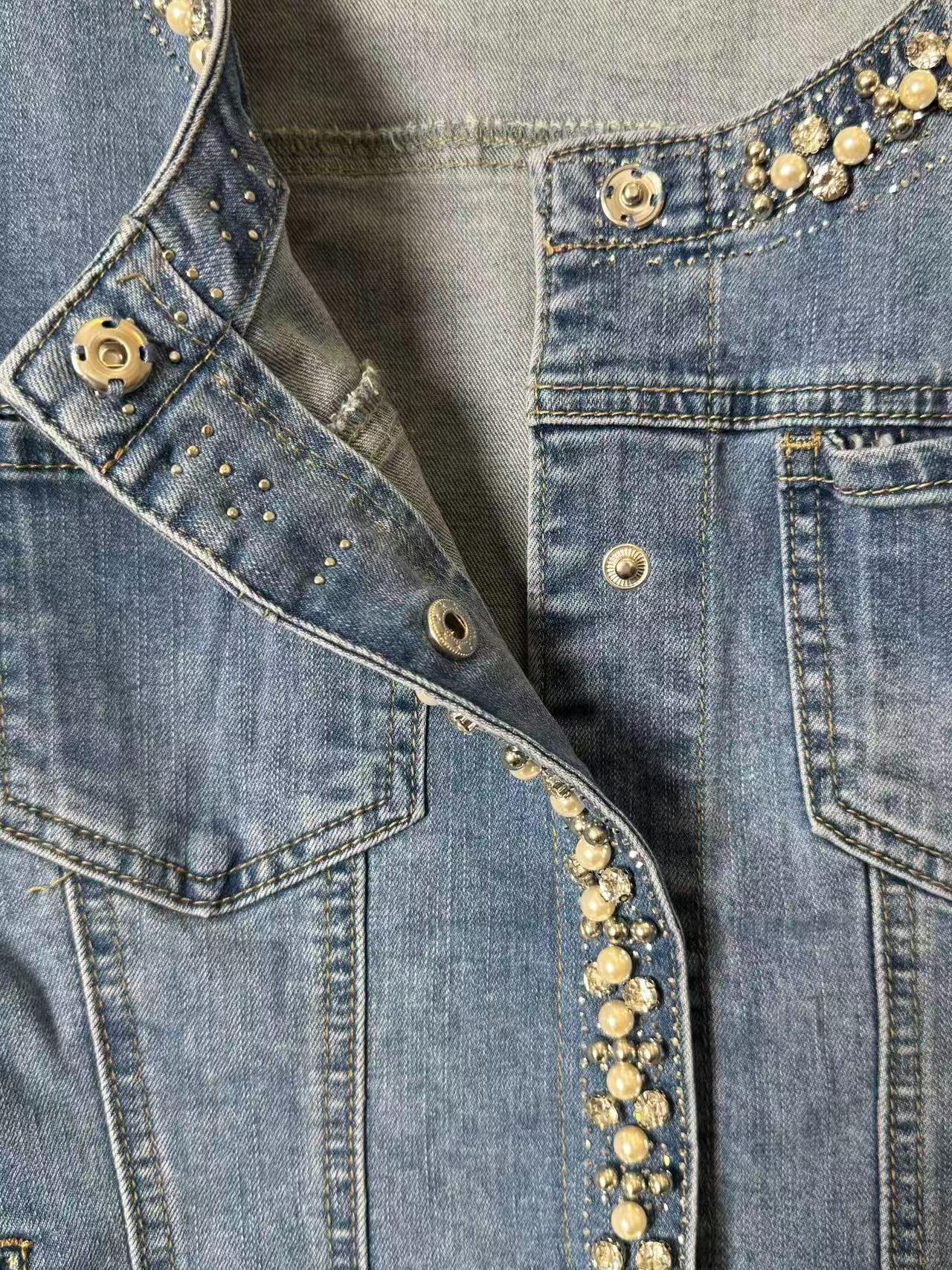 Giacca Denim Elegance con Perle e Diamanti Effetto Collana Bottone a Clip