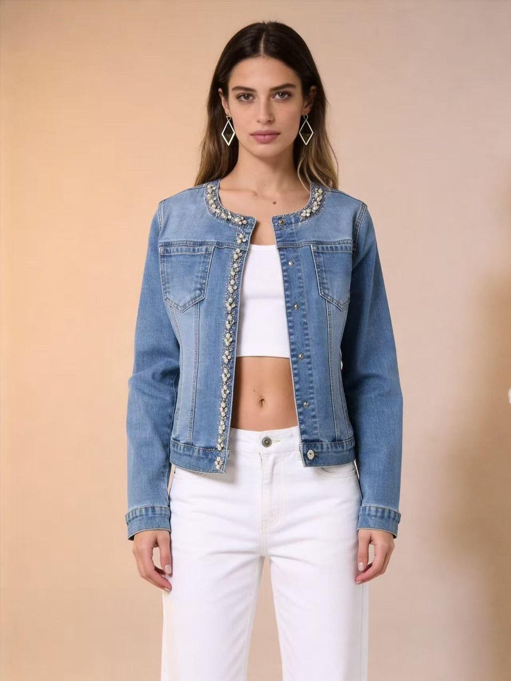 Giacca Denim Elegance con Perle e Diamanti Effetto Collana Bottone a Clip