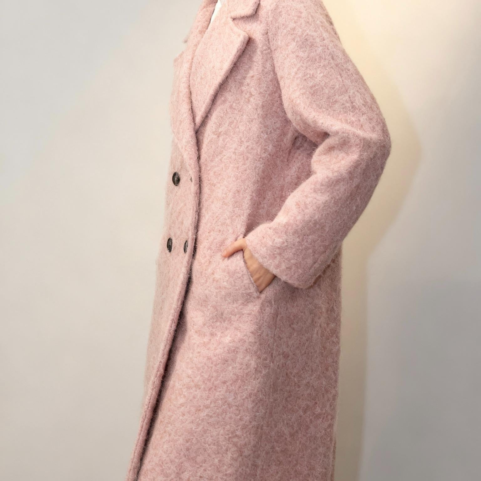 Maxi Cappotto in Bouclé - Made in Italy con Colletto Alto e Bottone Nero per Stile Elegante e Caldo Marrone Texture Morbida