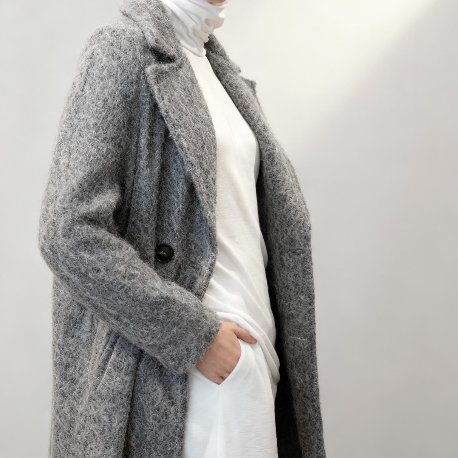 Maxi Cappotto in Bouclé - Made in Italy con Colletto Alto e Bottone Nero per Stile Elegante e Caldo Marrone Texture Morbida