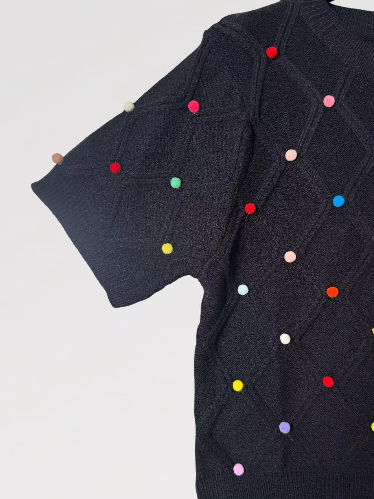 Maglia Pinco Pallino Crop Maniche Corte in Maglia Lavorata con Motivo a Rilievo e Applicazioni Multicolor per Outfit Freschi e Moderni
