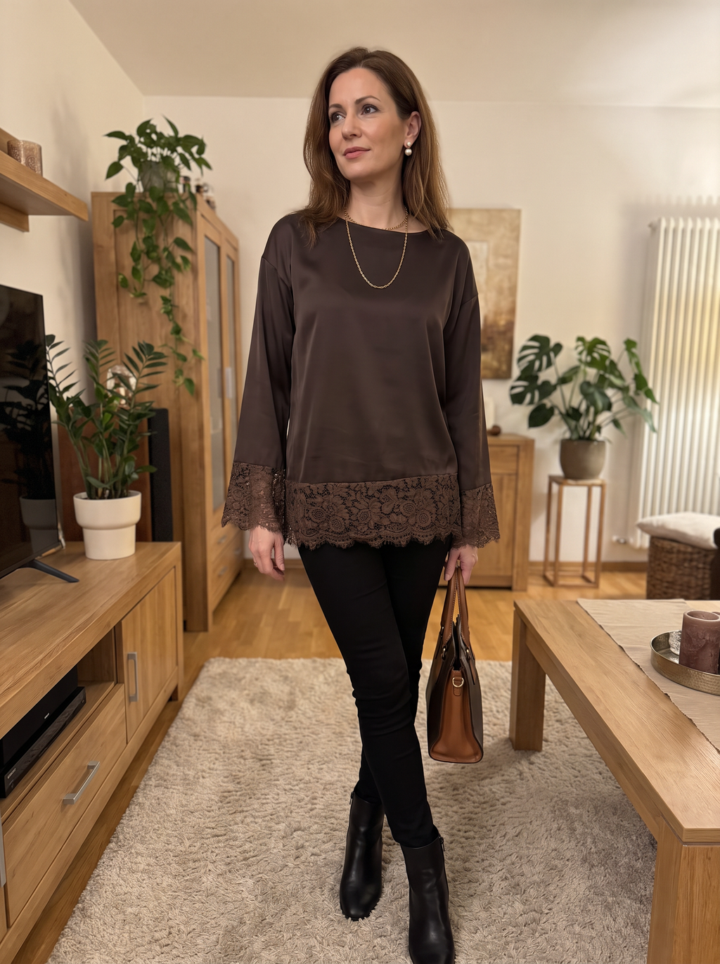【Lady First】Satinbluse mit Spitzendetails und Rückenschnürung – Made in Italy