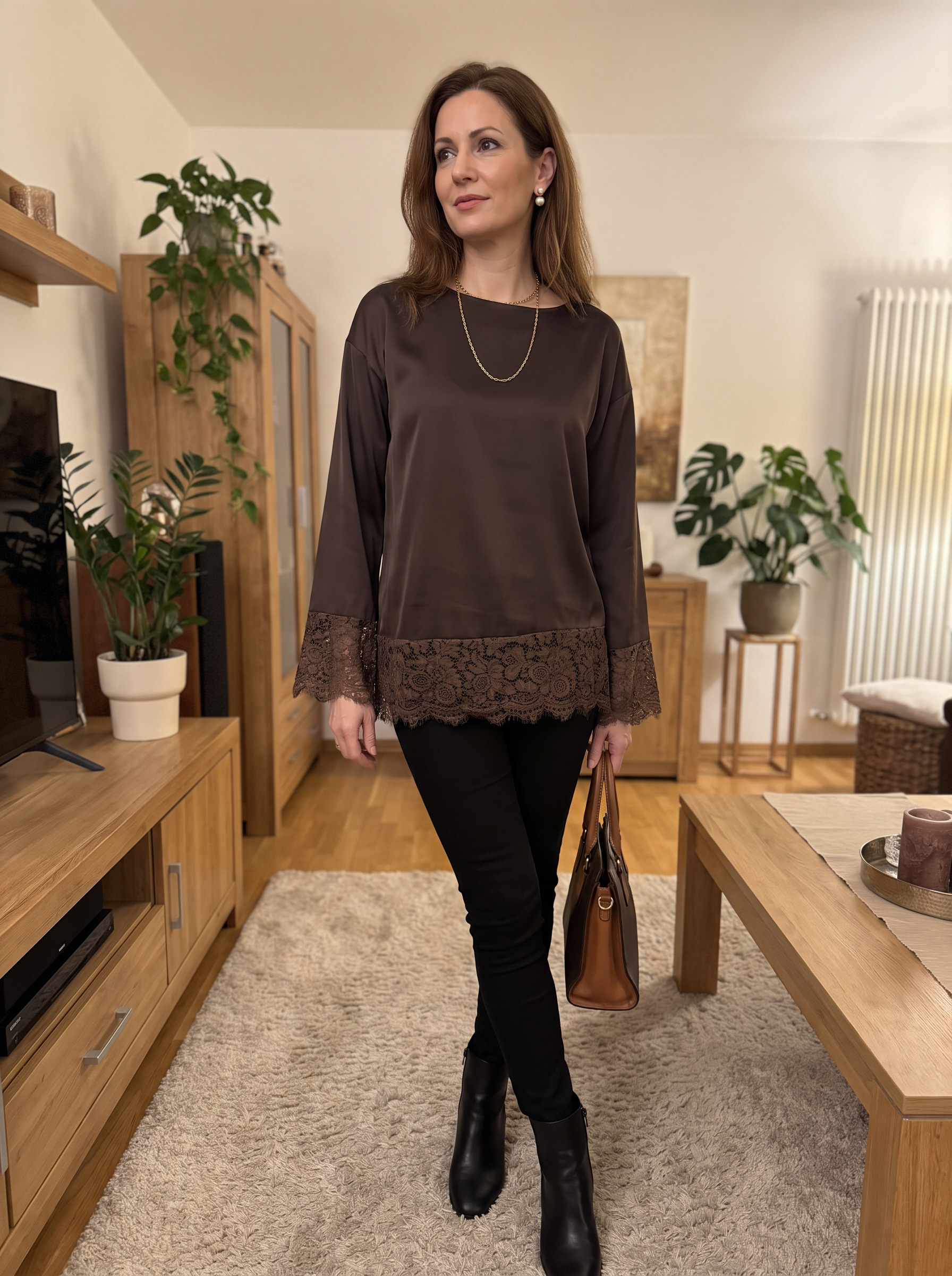 【Lady First】Satinbluse mit Spitzendetails und Rückenschnürung – Made in Italy