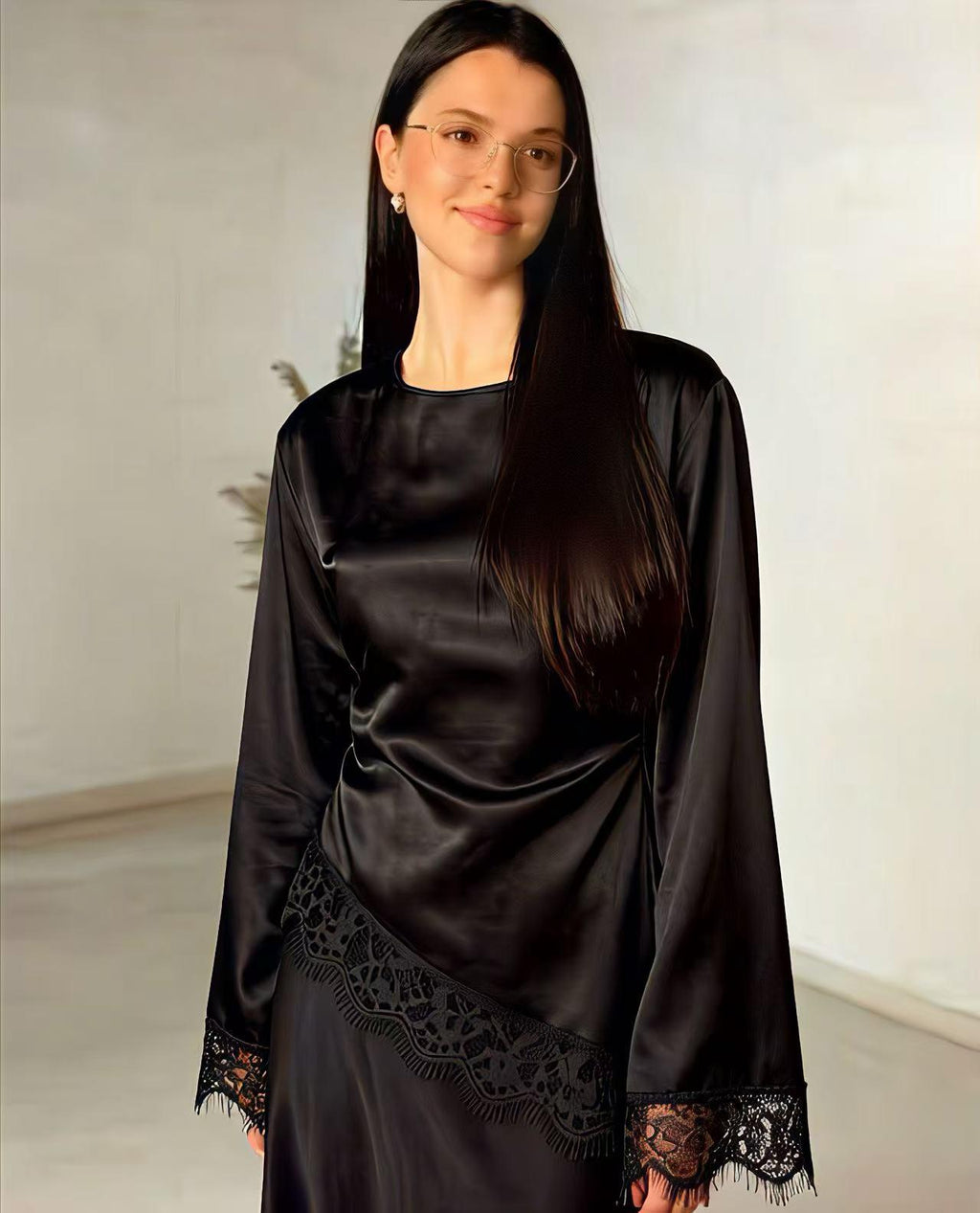 Blusa in Raso con Dettagli in Pizzo e Laccio Posteriore - Made in Italy