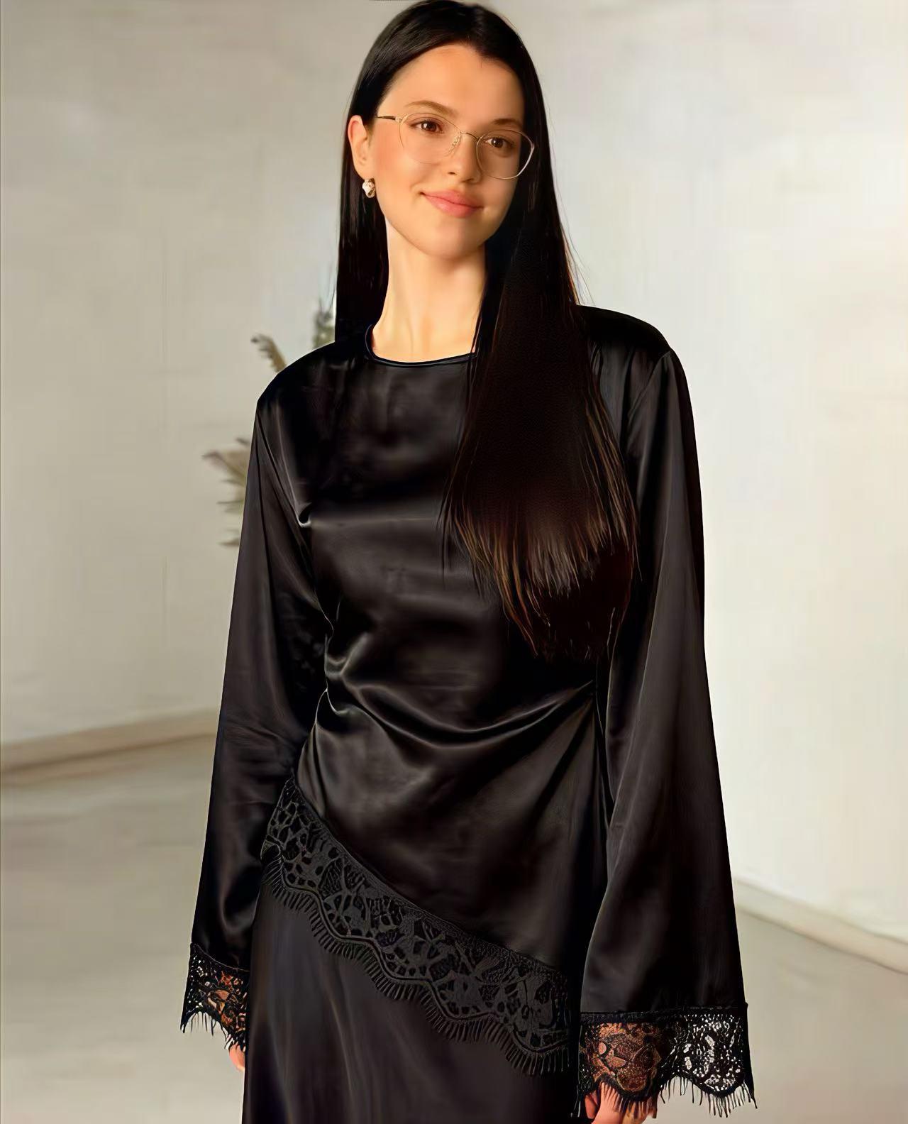 Blusa in Raso con Dettagli in Pizzo e Laccio Posteriore - Made in Italy