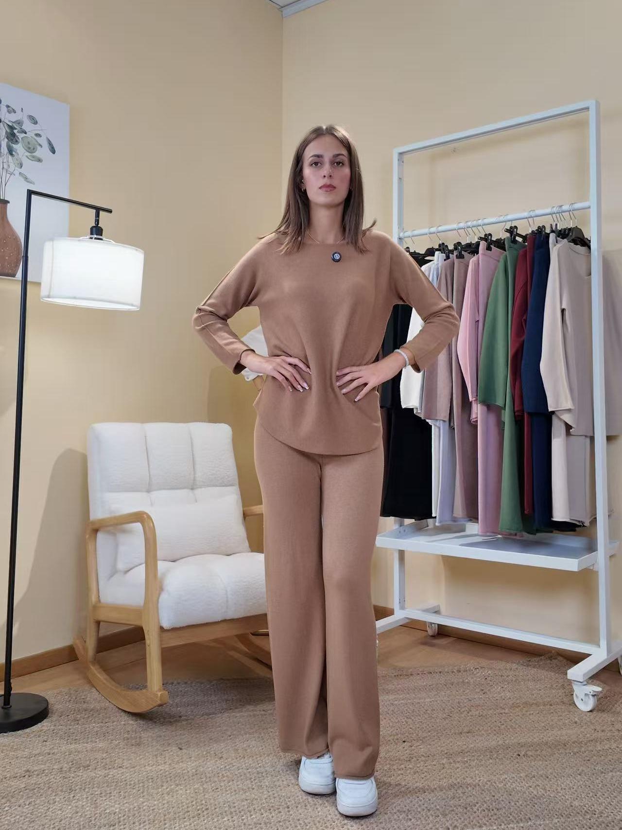 Completo Maglia e Pantalone One Size in Comodità Unica per Stile Elegante e Versatile