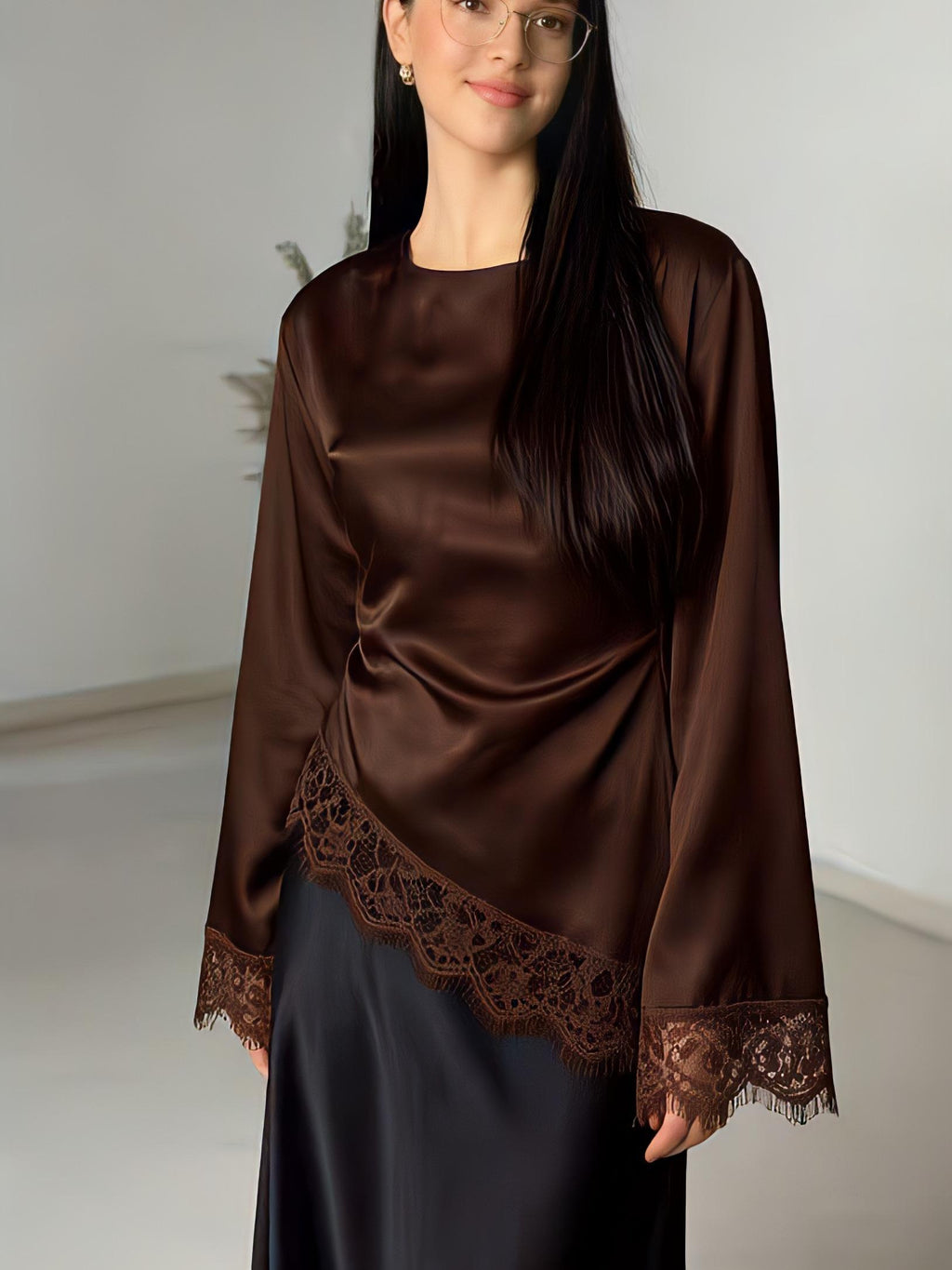 Blusa in Raso con Dettagli in Pizzo e Laccio Posteriore - Made in Italy
