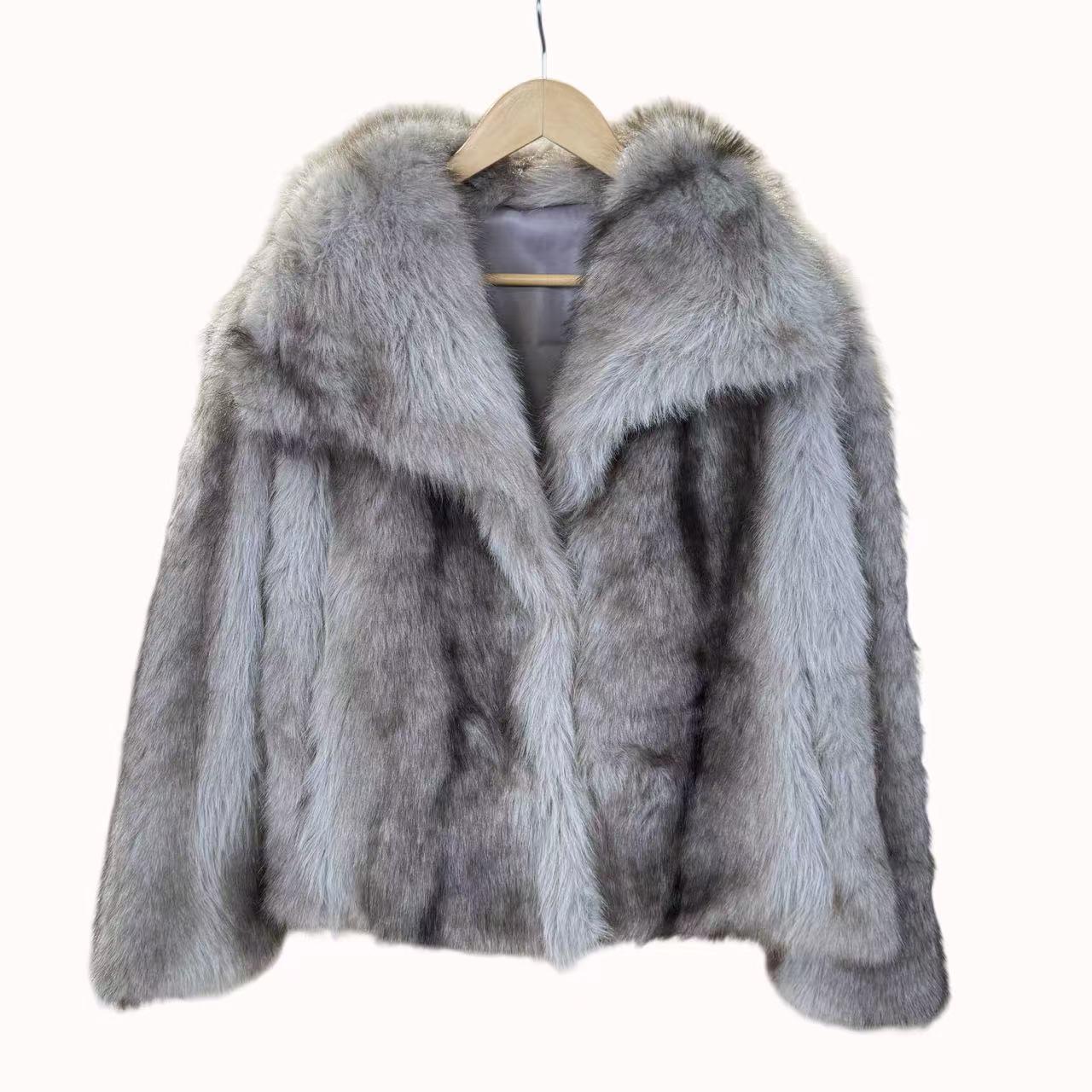 Cappotto Corto Morbido e Avvolgente in Pelliccia sintetica con tasche Collezione Autunno/Inverno Beige Taglia Unica 120 cm / 60 cm Eleganza senza Tempo Caldo e Super Classy Perfetto per l'inverno
