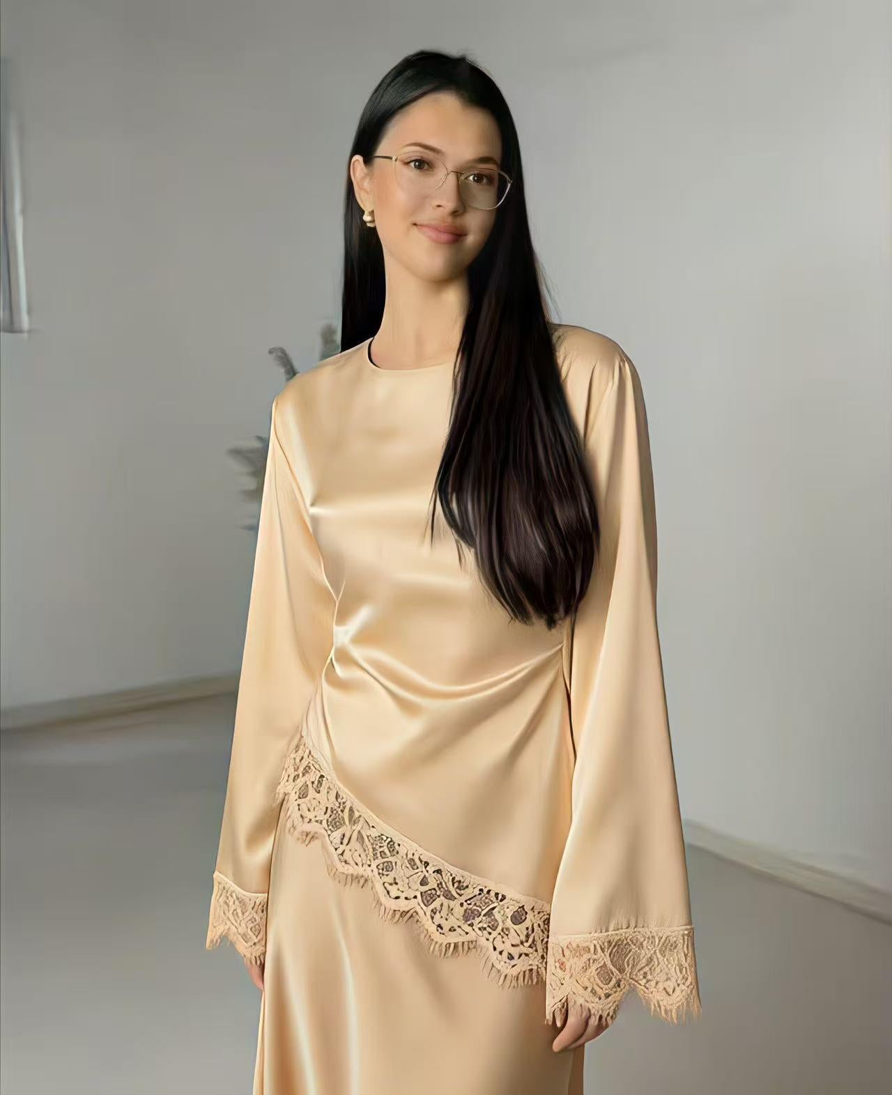 Blusa in Raso con Dettagli in Pizzo e Laccio Posteriore - Made in Italy
