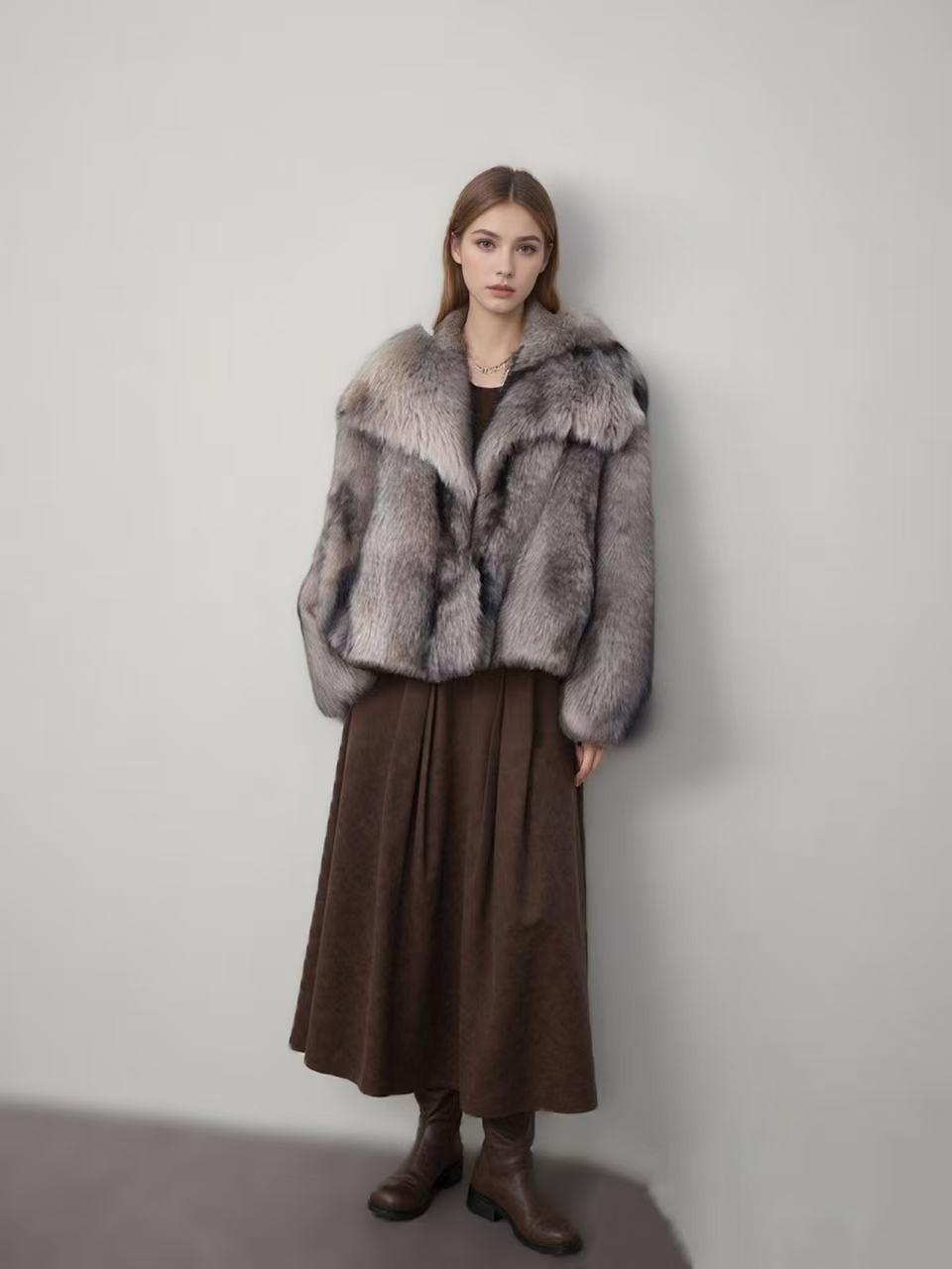 Cappotto Corto Morbido e Avvolgente in Pelliccia sintetica con tasche Collezione Autunno/Inverno Beige Taglia Unica 120 cm / 60 cm Eleganza senza Tempo Caldo e Super Classy Perfetto per l'inverno