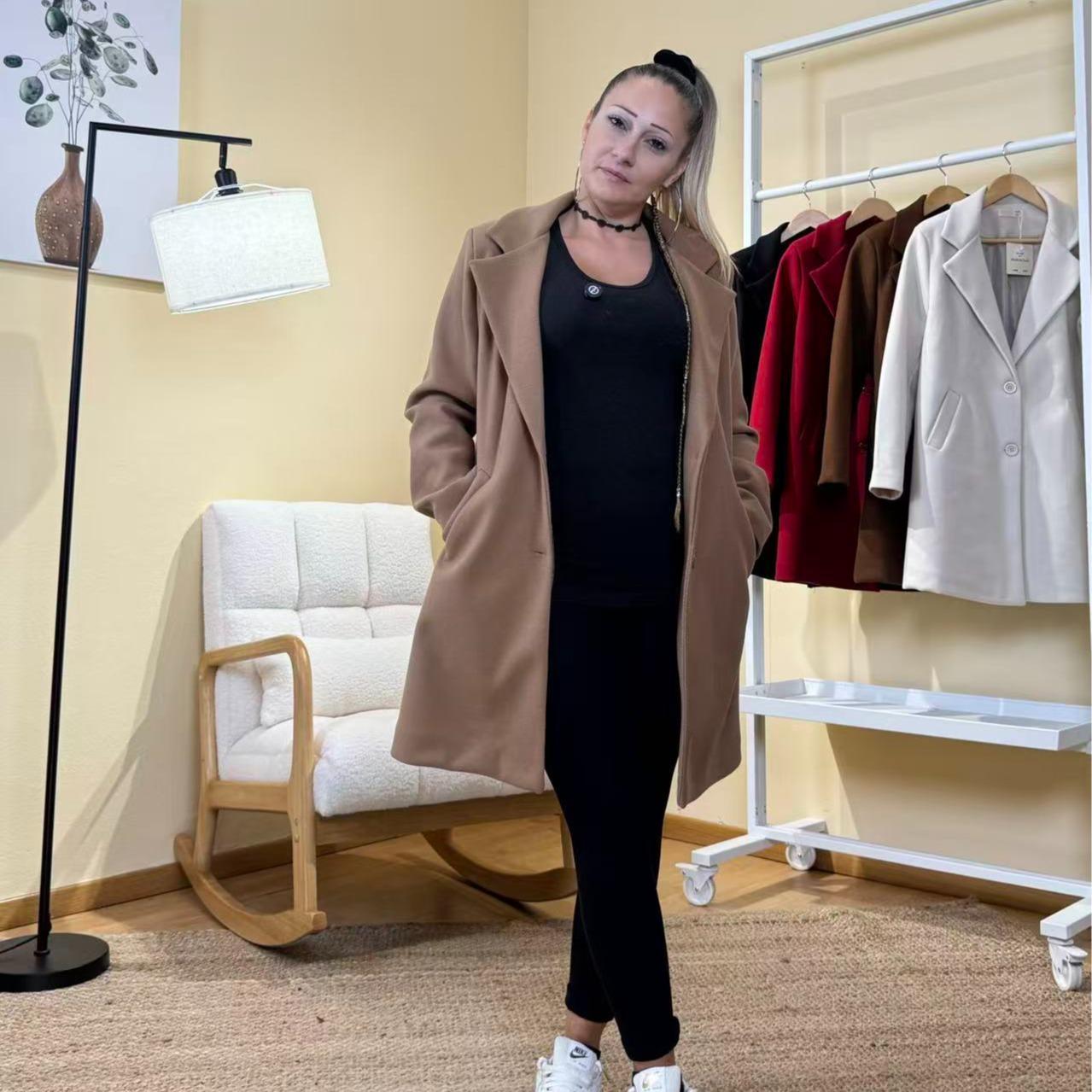 Cappotto Eleganza Classica - Made in Italy Stile Minimalista Raffinato con Bottoni Frontali e Tasche Laterali Versatile per Ogni Occasione