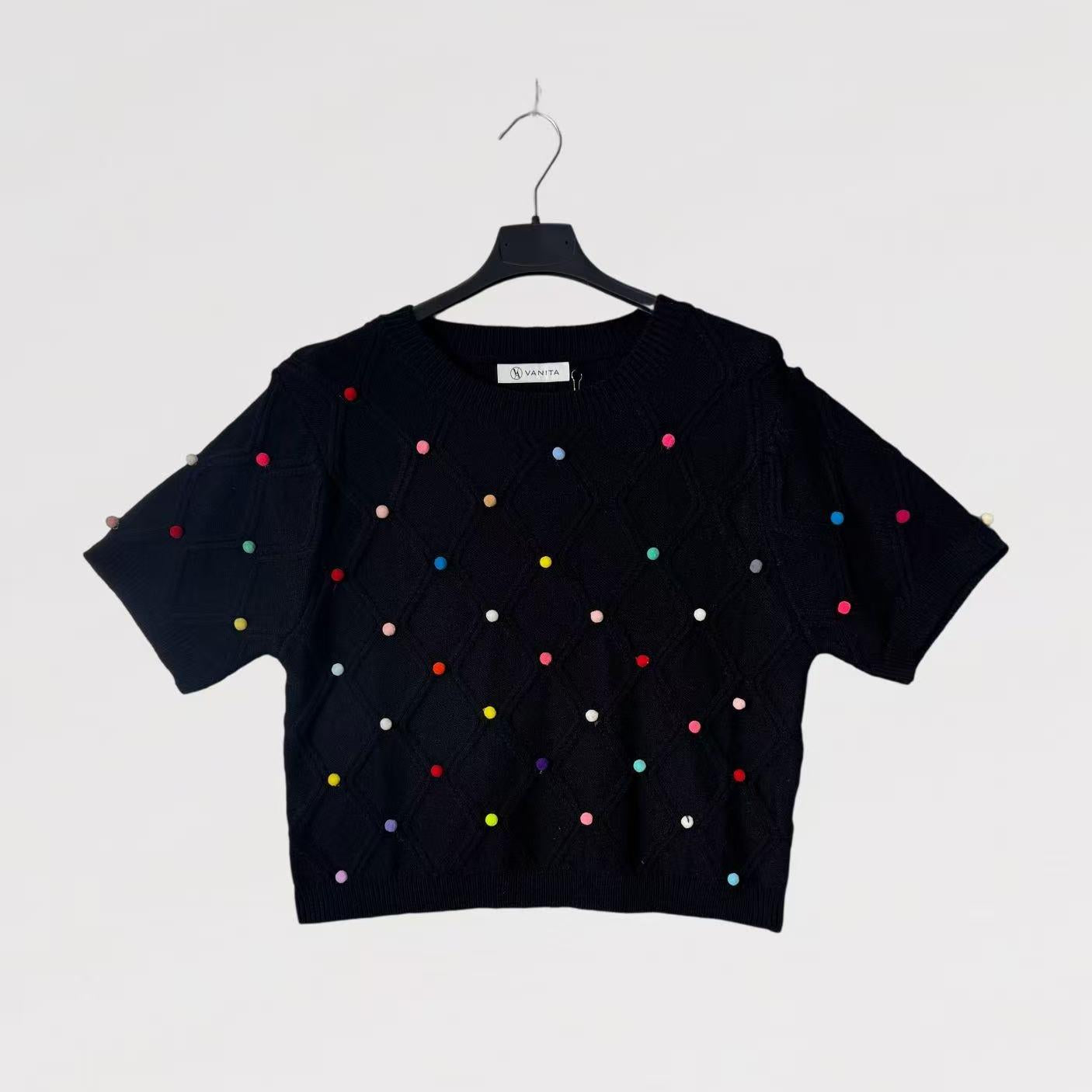 Maglia Pinco Pallino Crop Maniche Corte in Maglia Lavorata con Motivo a Rilievo e Applicazioni Multicolor per Outfit Freschi e Moderni