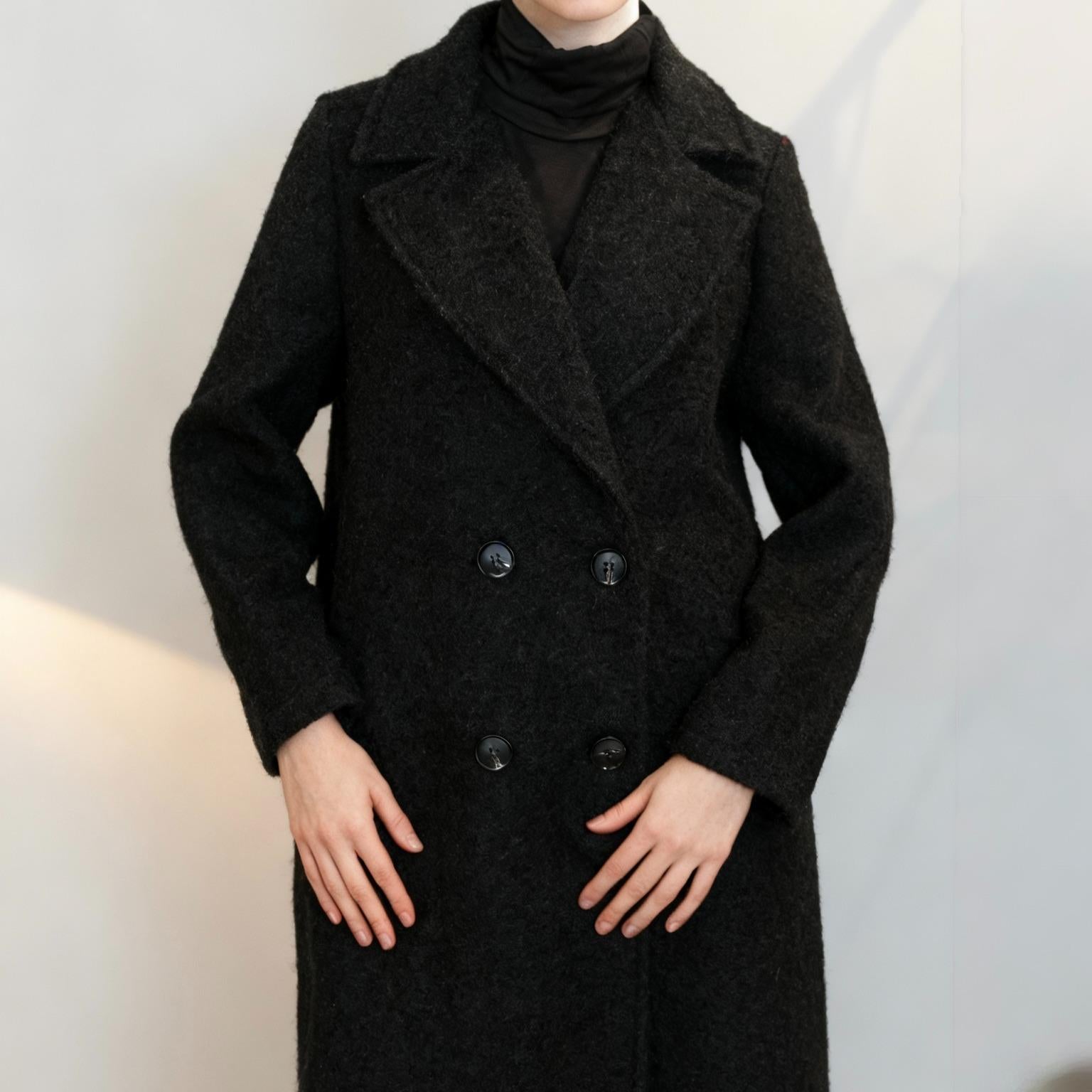 Maxi Cappotto in Bouclé - Made in Italy con Colletto Alto e Bottone Nero per Stile Elegante e Caldo Marrone Texture Morbida