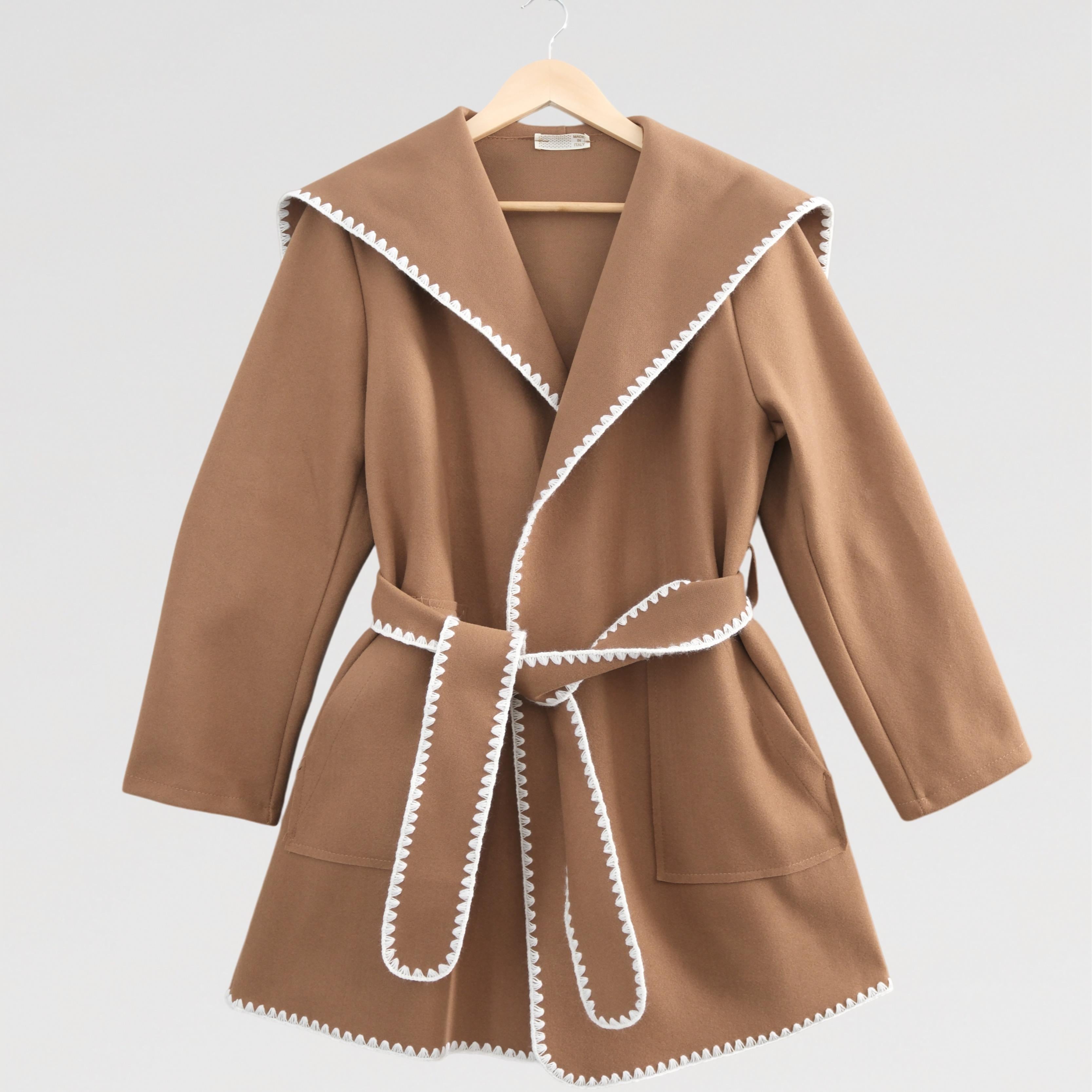 Cappotto Kimono con Profili a Contrasto Design Morbido e Femminile Taglia Unica Vestibilità Rilassata in Marrone Cammello e Bordeaux