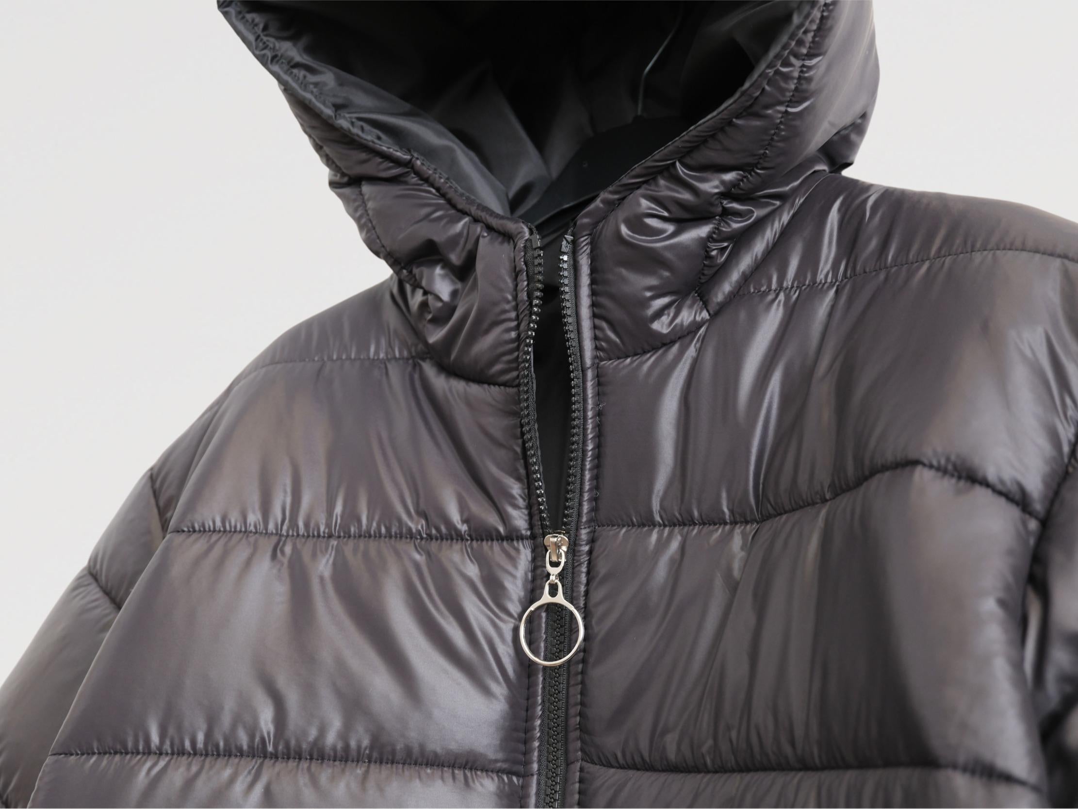 Puffy il Piumino Daily - Made in Italy, Piumino imbottito con finish lucido, caldo e leggero, Zip frontale con anello metallico, Cappuccio avvolgente, Tasche laterali inclinate, Trapuntatura orizzontale, Taglie S/M e L/XL