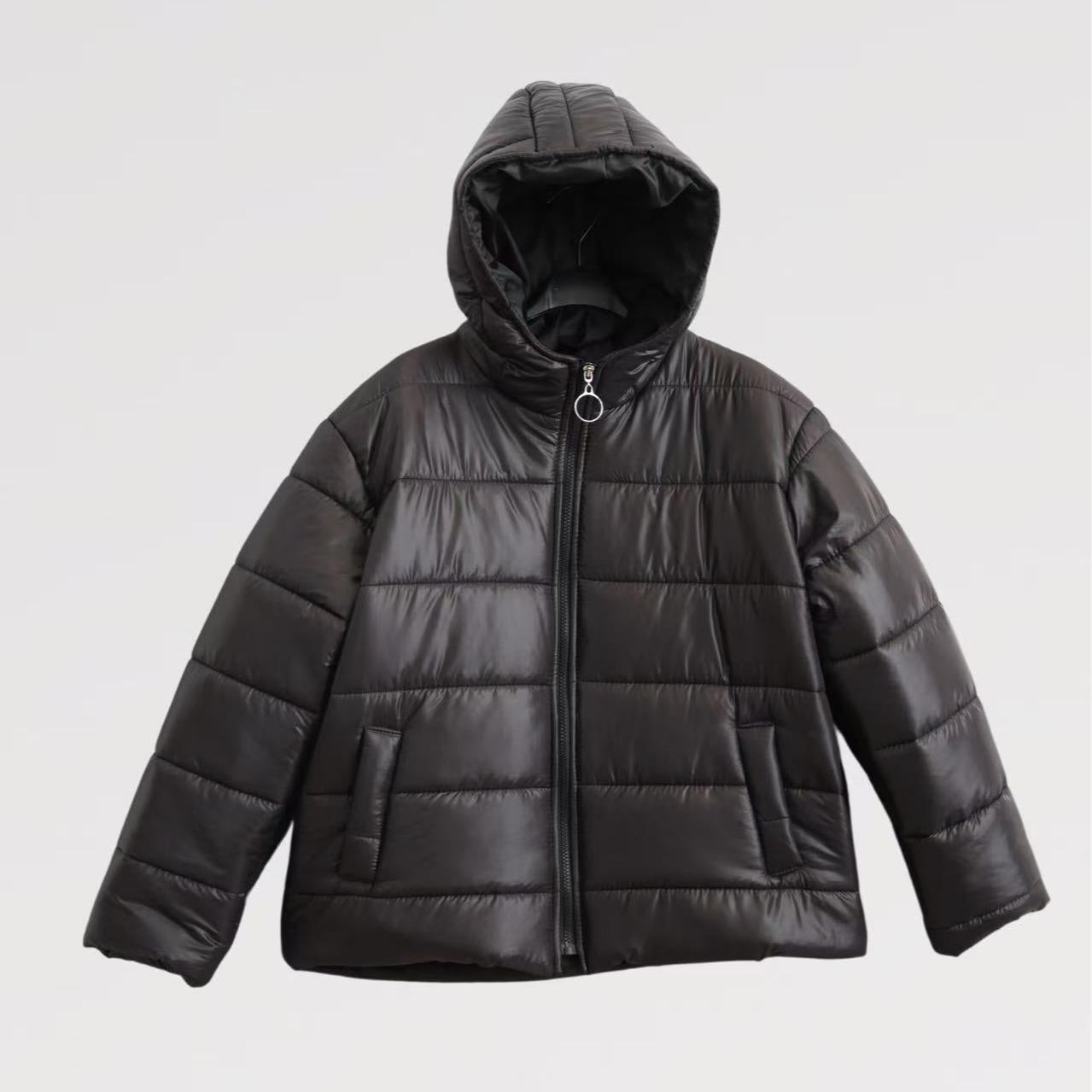 Puffy il Piumino Daily - Made in Italy, Piumino imbottito con finish lucido, caldo e leggero, Zip frontale con anello metallico, Cappuccio avvolgente, Tasche laterali inclinate, Trapuntatura orizzontale, Taglie S/M e L/XL