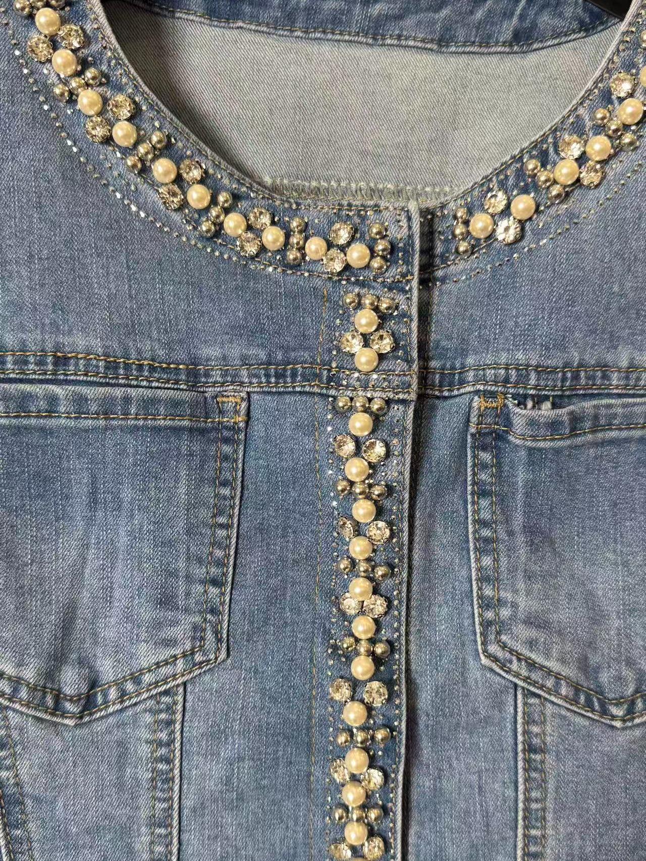 Giacca Denim Elegance con Perle e Diamanti Effetto Collana Bottone a Clip