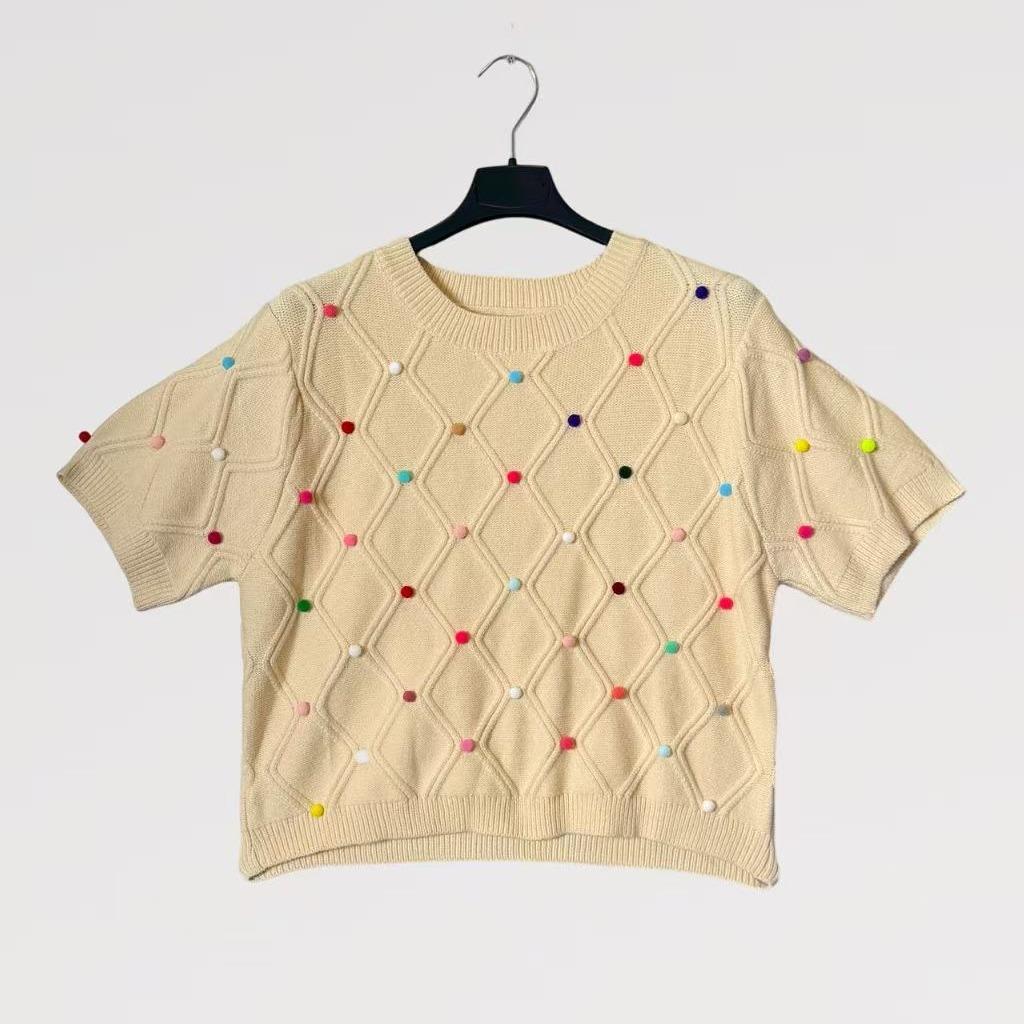 Maglia Pinco Pallino Crop Maniche Corte in Maglia Lavorata con Motivo a Rilievo e Applicazioni Multicolor per Outfit Freschi e Moderni
