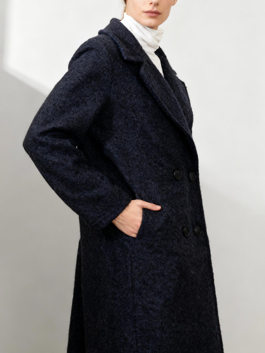 Maxi Cappotto in Bouclé - Made in Italy con Colletto Alto e Bottone Nero per Stile Elegante e Caldo Marrone Texture Morbida