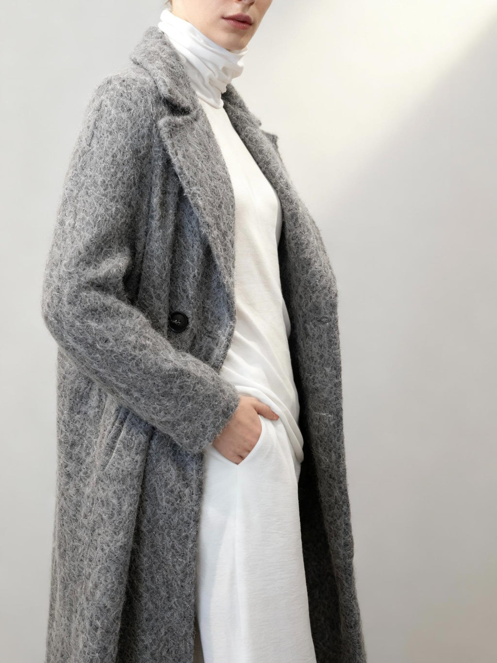 Maxi Cappotto in Bouclé - Made in Italy con Colletto Alto e Bottone Nero per Stile Elegante e Caldo Marrone Texture Morbida