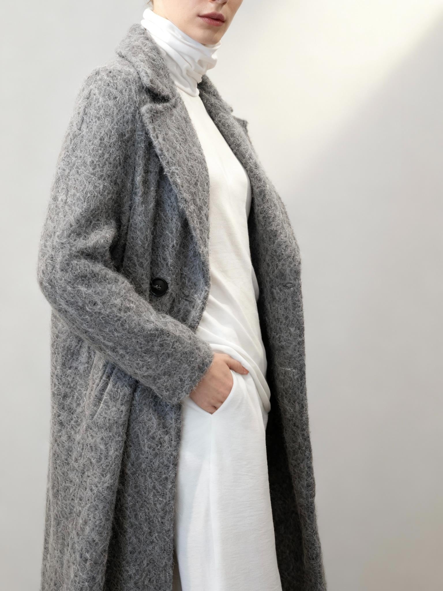 Maxi Cappotto in Bouclé - Made in Italy con Colletto Alto e Bottone Nero per Stile Elegante e Caldo Marrone Texture Morbida