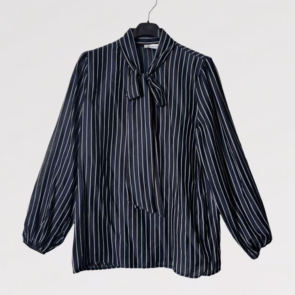 Blusa Vela Shine Elegante in Tessuto Luminoso Effetto Plissé con Fiocco al Collo e Maniche Lunghe Made in Italy Taglia Unica