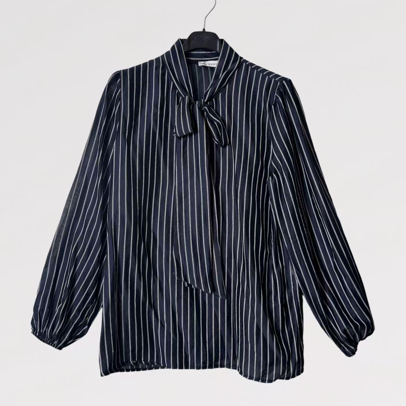 Blusa Vela Shine Elegante in Tessuto Luminoso Effetto Plissé con Fiocco al Collo e Maniche Lunghe Made in Italy Taglia Unica