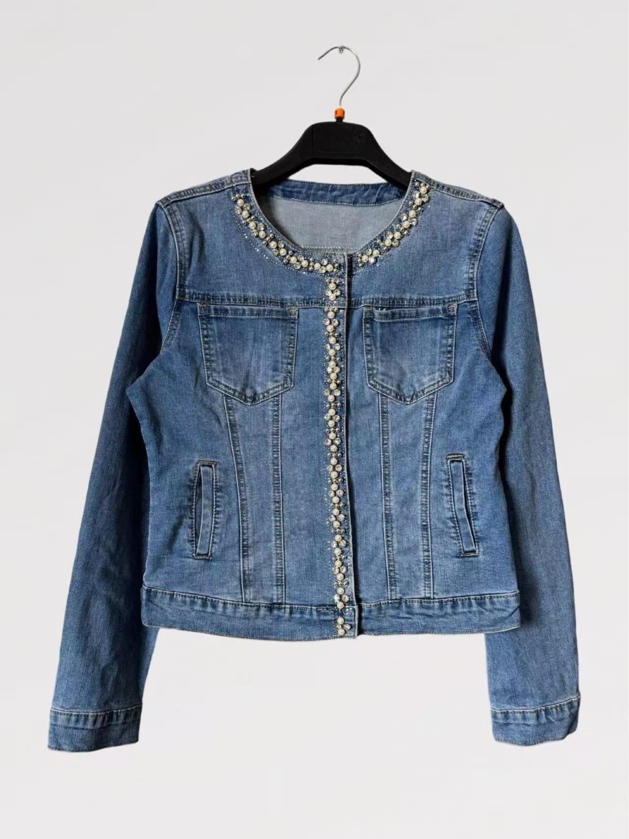 Giacca Denim Elegance con Perle e Diamanti Effetto Collana Bottone a Clip