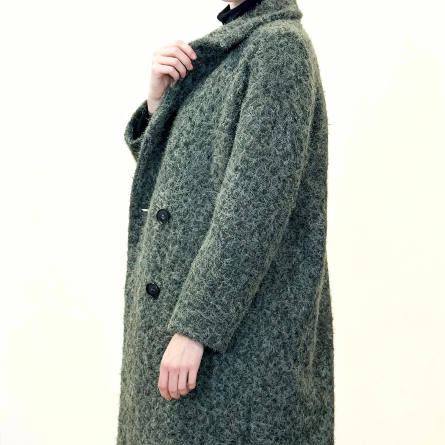 Maxi Cappotto in Bouclé - Made in Italy con Colletto Alto e Bottone Nero per Stile Elegante e Caldo Marrone Texture Morbida
