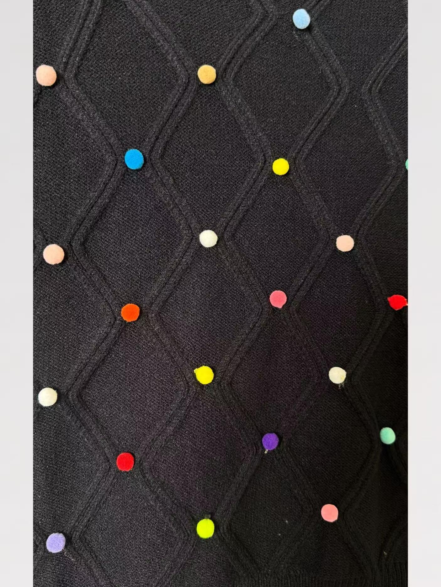 Maglia Pinco Pallino Crop Maniche Corte in Maglia Lavorata con Motivo a Rilievo e Applicazioni Multicolor per Outfit Freschi e Moderni
