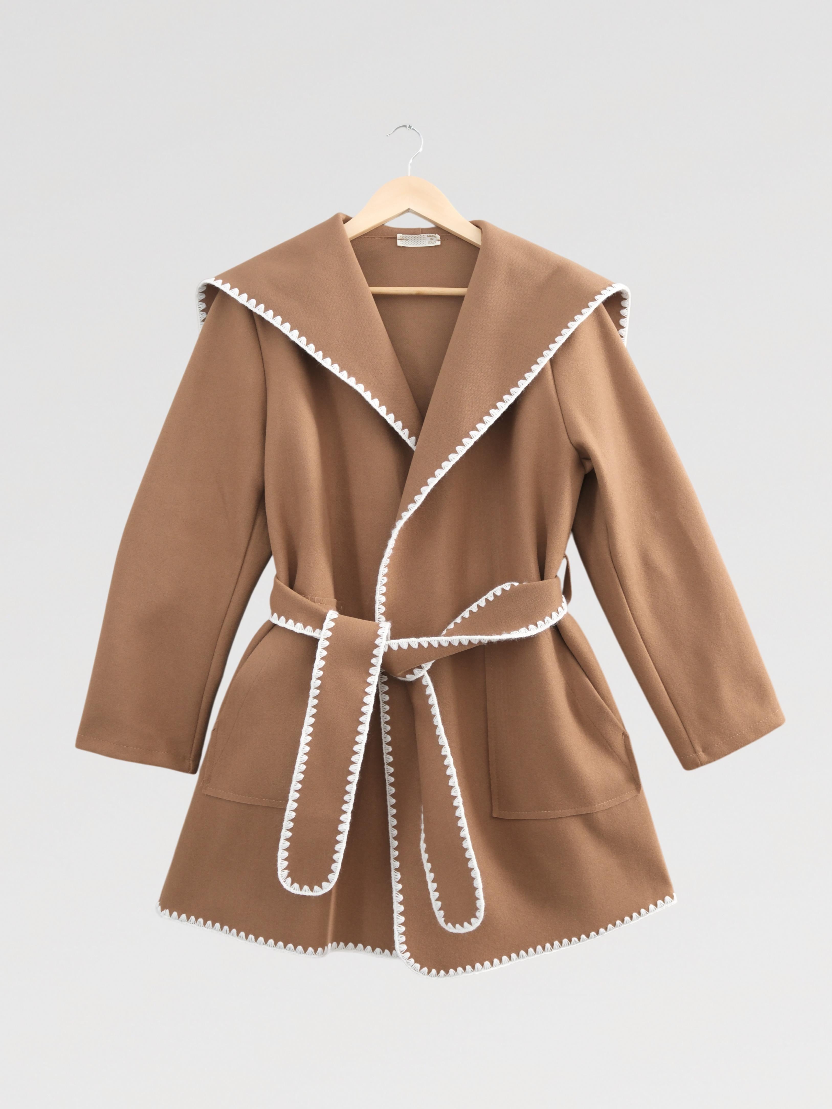 Cappotto Kimono con Profili a Contrasto Design Morbido e Femminile Taglia Unica Vestibilità Rilassata in Marrone Cammello e Bordeaux