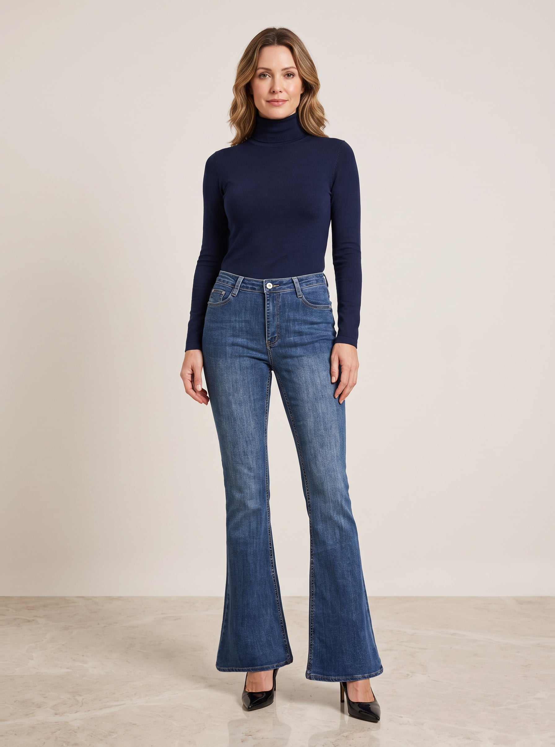 【Lady First】Jeans "NOSTALGIA" Flare Push UP Elastic Fit Svasato in Denim Elasticizzato con Cinque Tasche e Chiusura Bottone e Zip per Vestibilità Aderente e Comfort