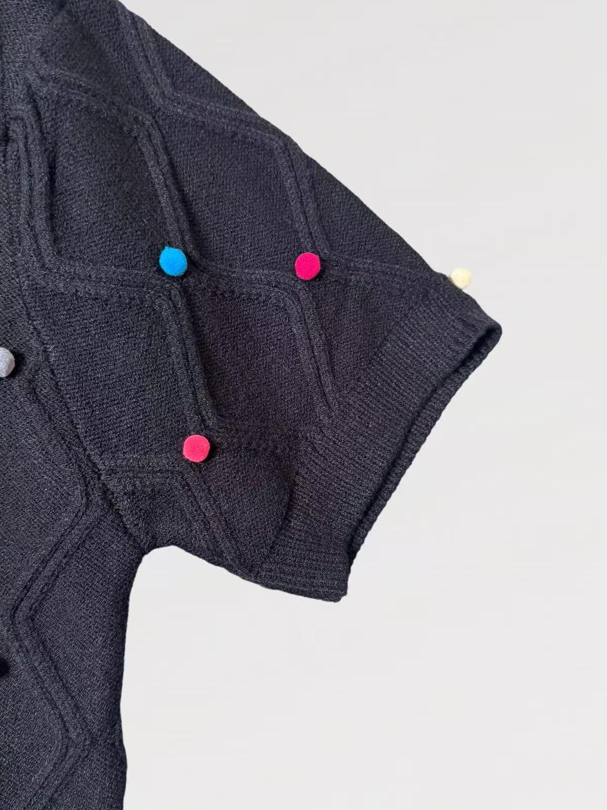 Maglia Pinco Pallino Crop Maniche Corte in Maglia Lavorata con Motivo a Rilievo e Applicazioni Multicolor per Outfit Freschi e Moderni