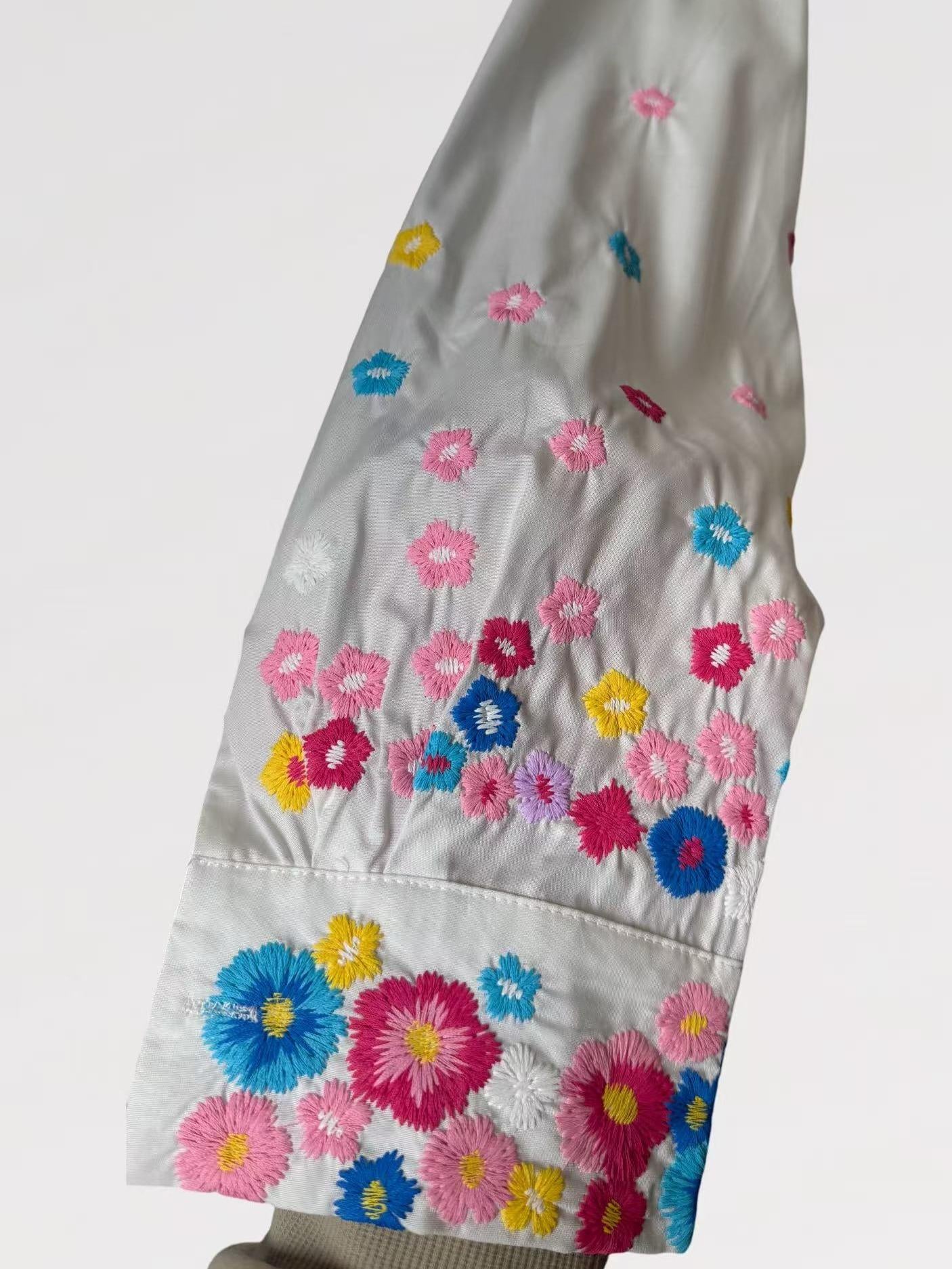 Camicia FIORI bianca con maniche ricamate fiori multicolor