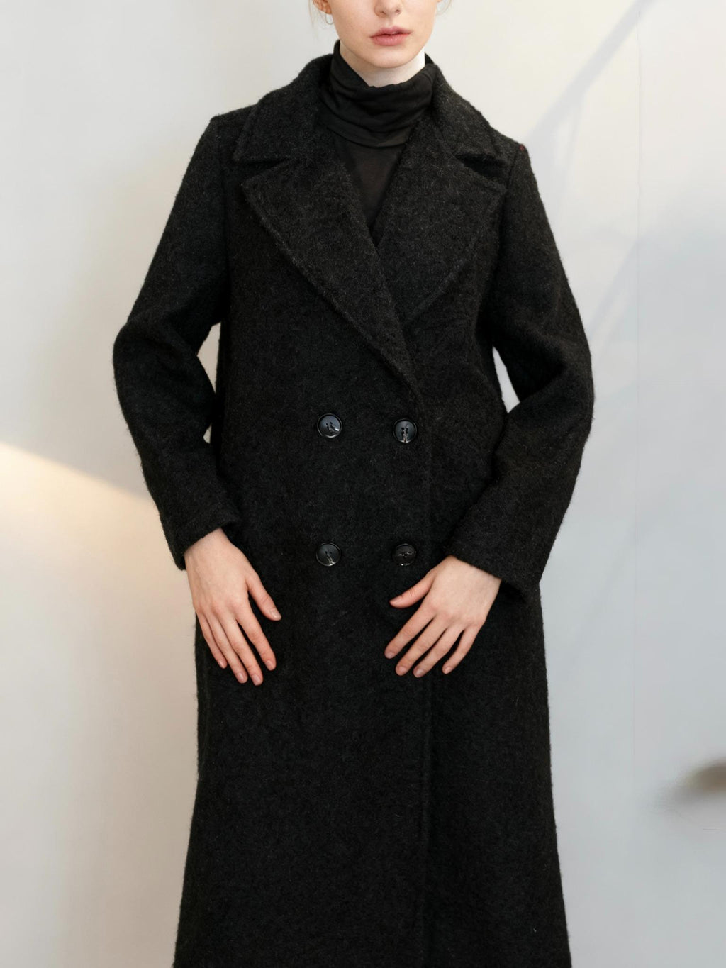 Maxi Cappotto in Bouclé - Made in Italy con Colletto Alto e Bottone Nero per Stile Elegante e Caldo Marrone Texture Morbida