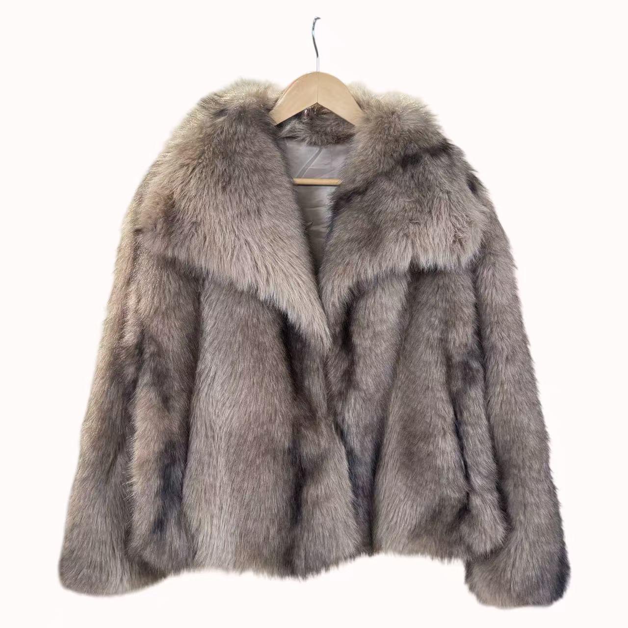 Cappotto Corto Morbido e Avvolgente in Pelliccia sintetica con tasche Collezione Autunno/Inverno Beige Taglia Unica 120 cm / 60 cm Eleganza senza Tempo Caldo e Super Classy Perfetto per l'inverno