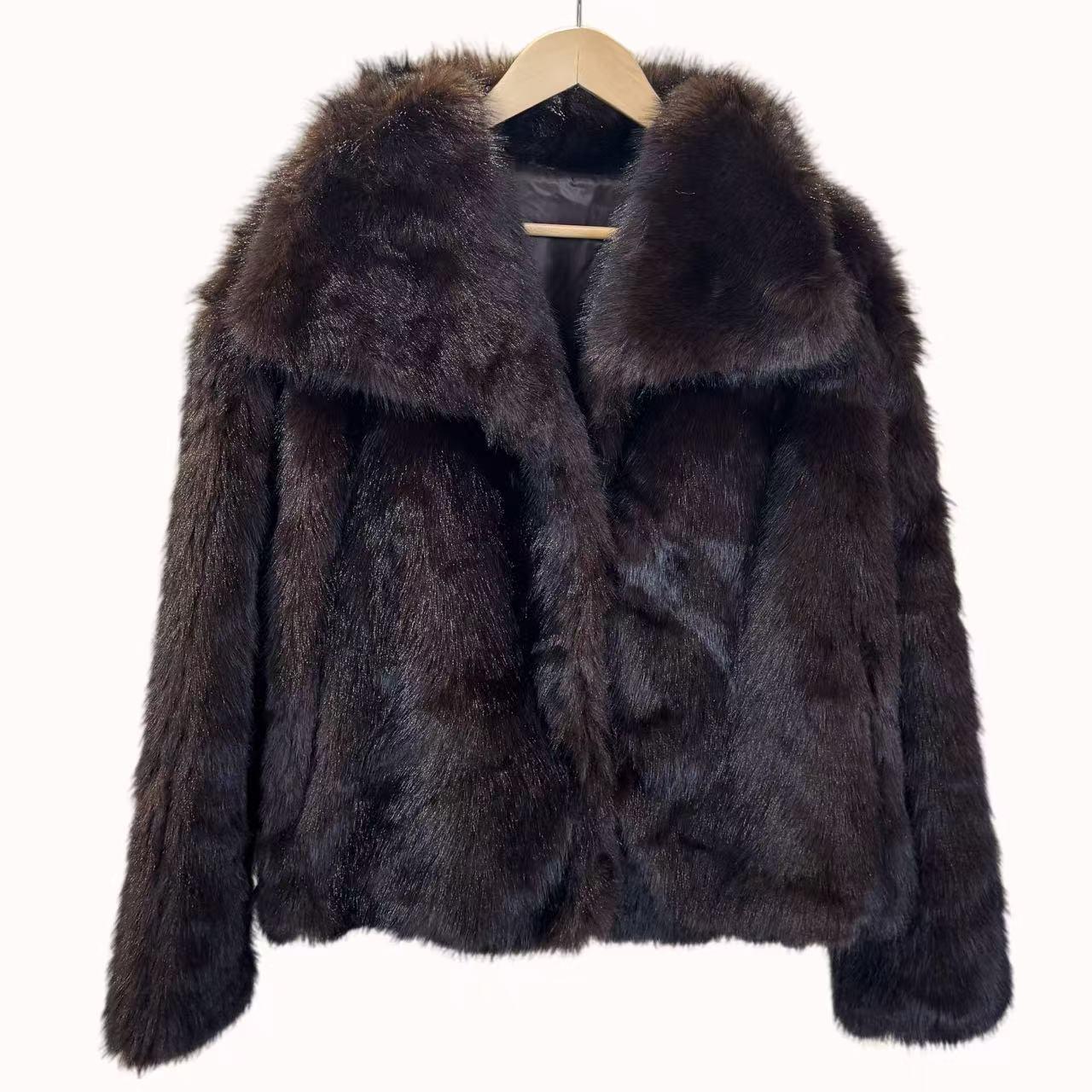Cappotto Corto Morbido e Avvolgente in Pelliccia sintetica con tasche Collezione Autunno/Inverno Beige Taglia Unica 120 cm / 60 cm Eleganza senza Tempo Caldo e Super Classy Perfetto per l'inverno