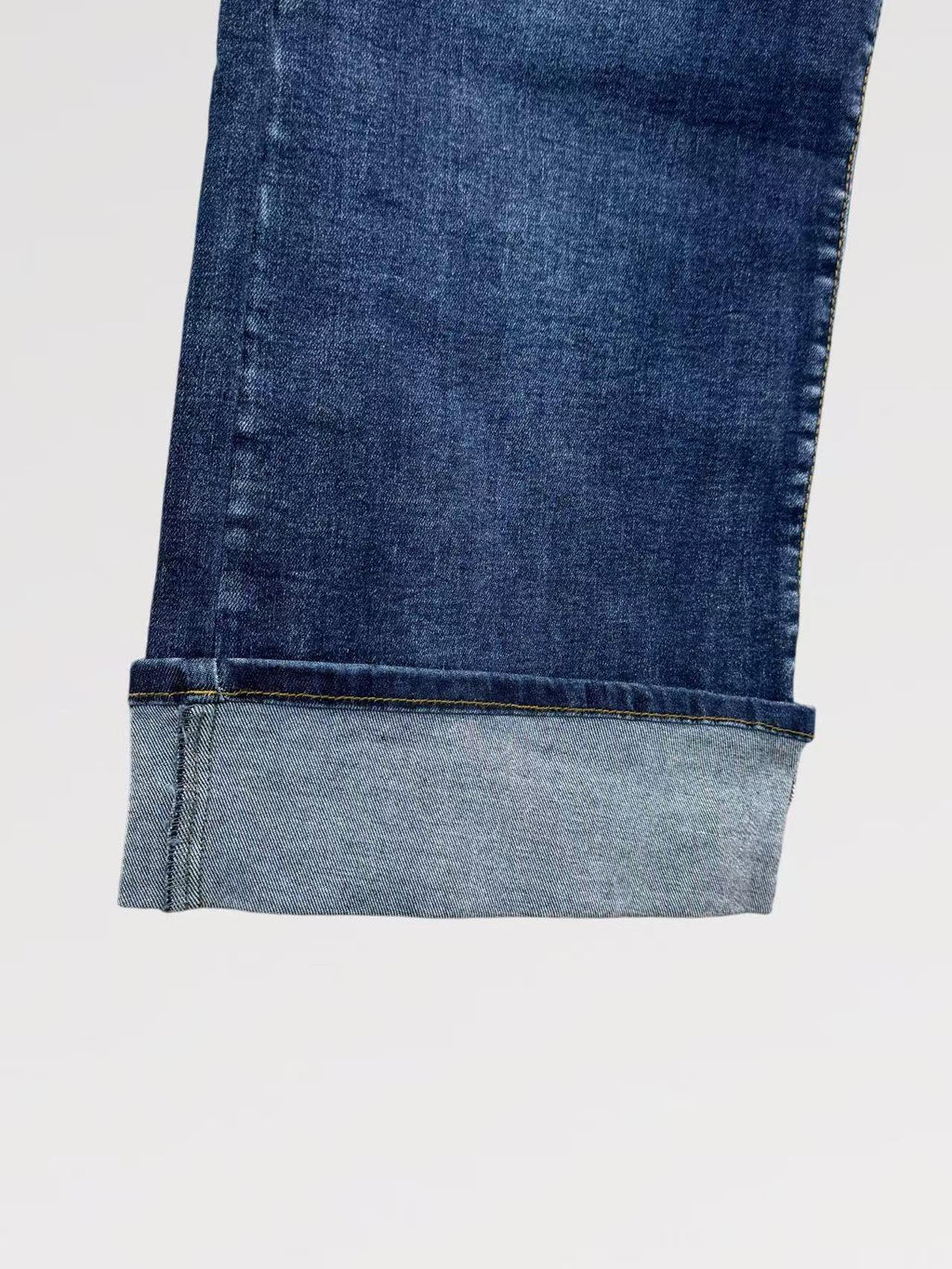 Jeans Wide Leg Elastic Cuff in Denim Elasticizzato con Fondo Risvoltato e Cinque Tasche per Vestibilità Naturale e Look Casual