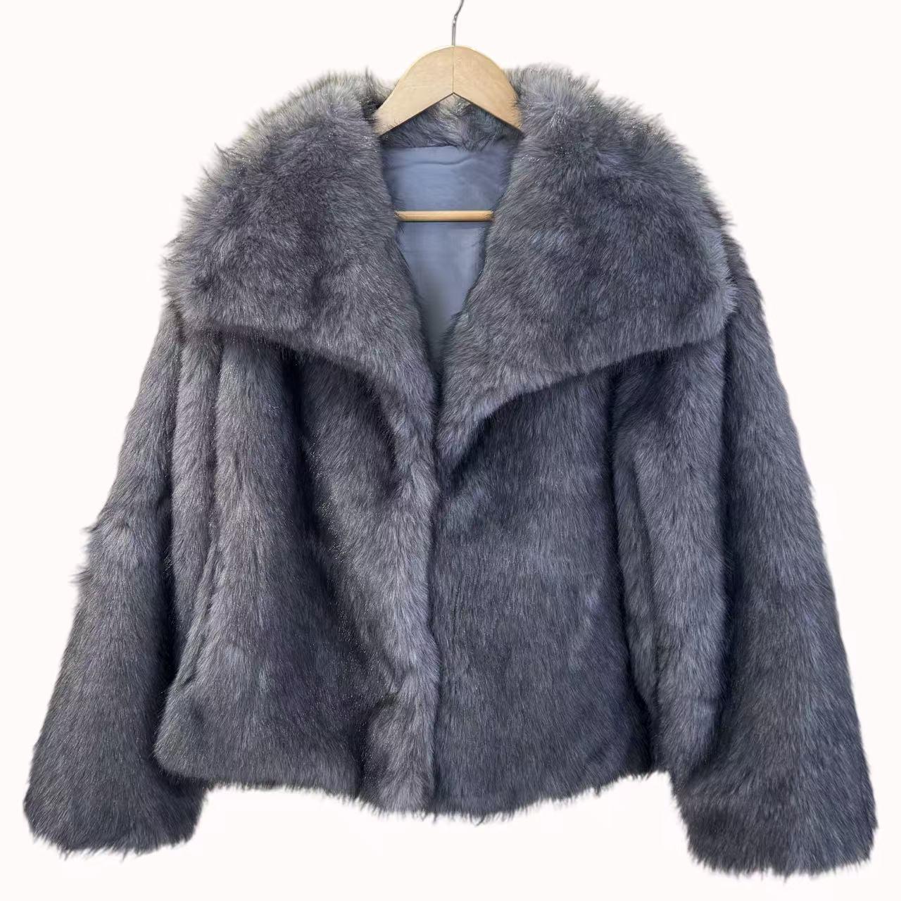 Cappotto Corto Morbido e Avvolgente in Pelliccia sintetica con tasche Collezione Autunno/Inverno Beige Taglia Unica 120 cm / 60 cm Eleganza senza Tempo Caldo e Super Classy Perfetto per l'inverno