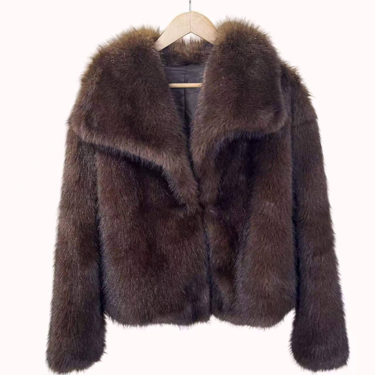 Cappotto Corto Morbido e Avvolgente in Pelliccia sintetica con tasche Collezione Autunno/Inverno Beige Taglia Unica 120 cm / 60 cm Eleganza senza Tempo Caldo e Super Classy Perfetto per l'inverno